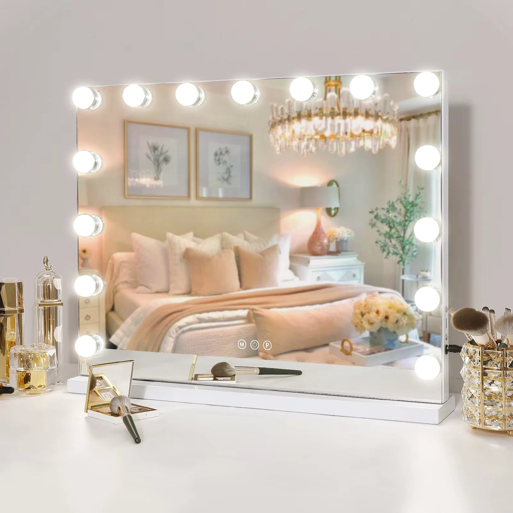 Miroir lumineux maquillage de style Hollywood intégré dans une décoration de chambre élégante.