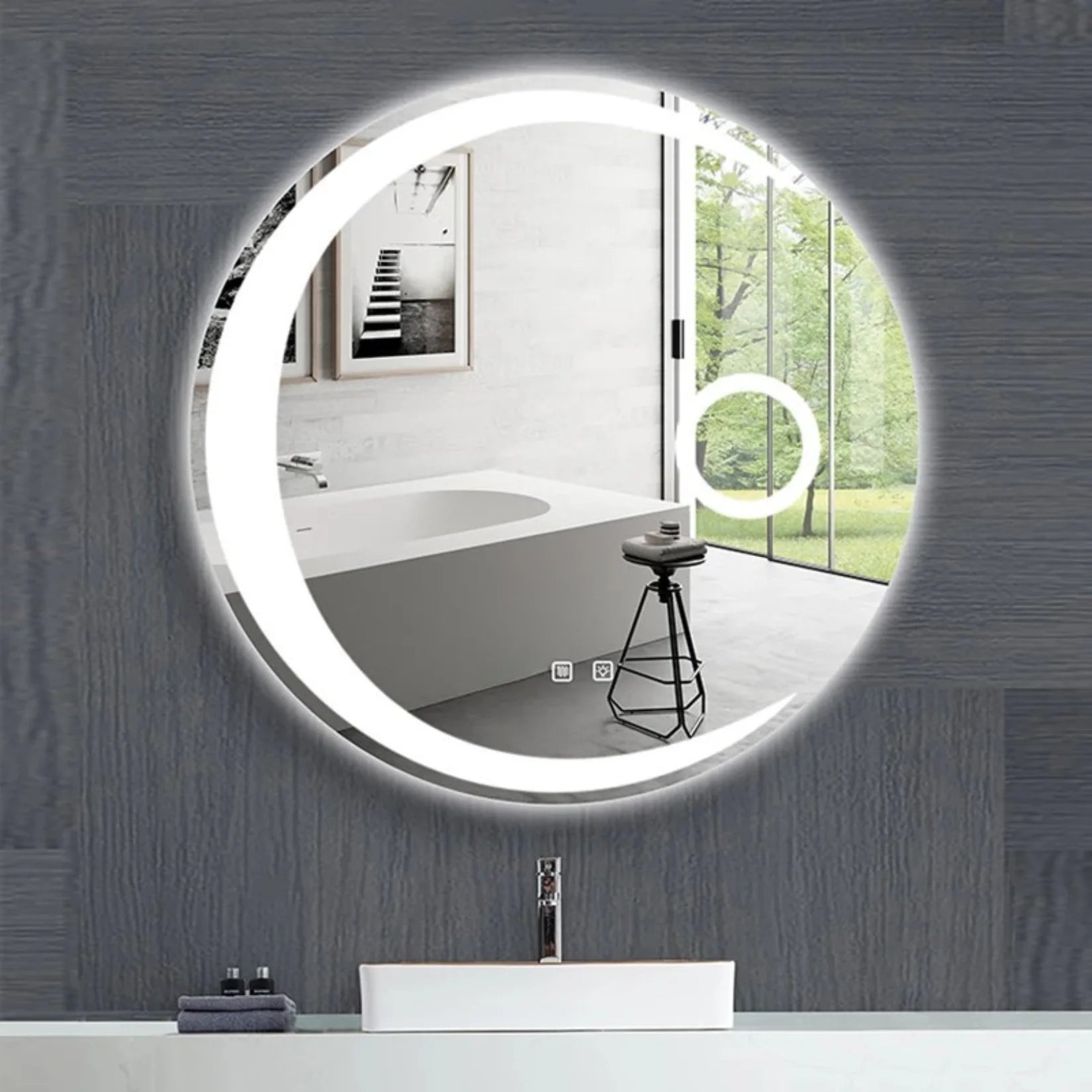 Miroir lune LED dans salle de bain contemporaine.
