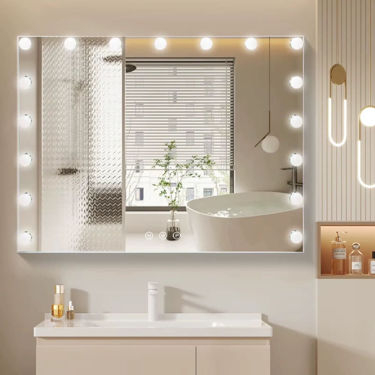 Miroir maquillage professionnel Hollywood fixé au mur d'une salle de bain, au-dessus de la vasque.