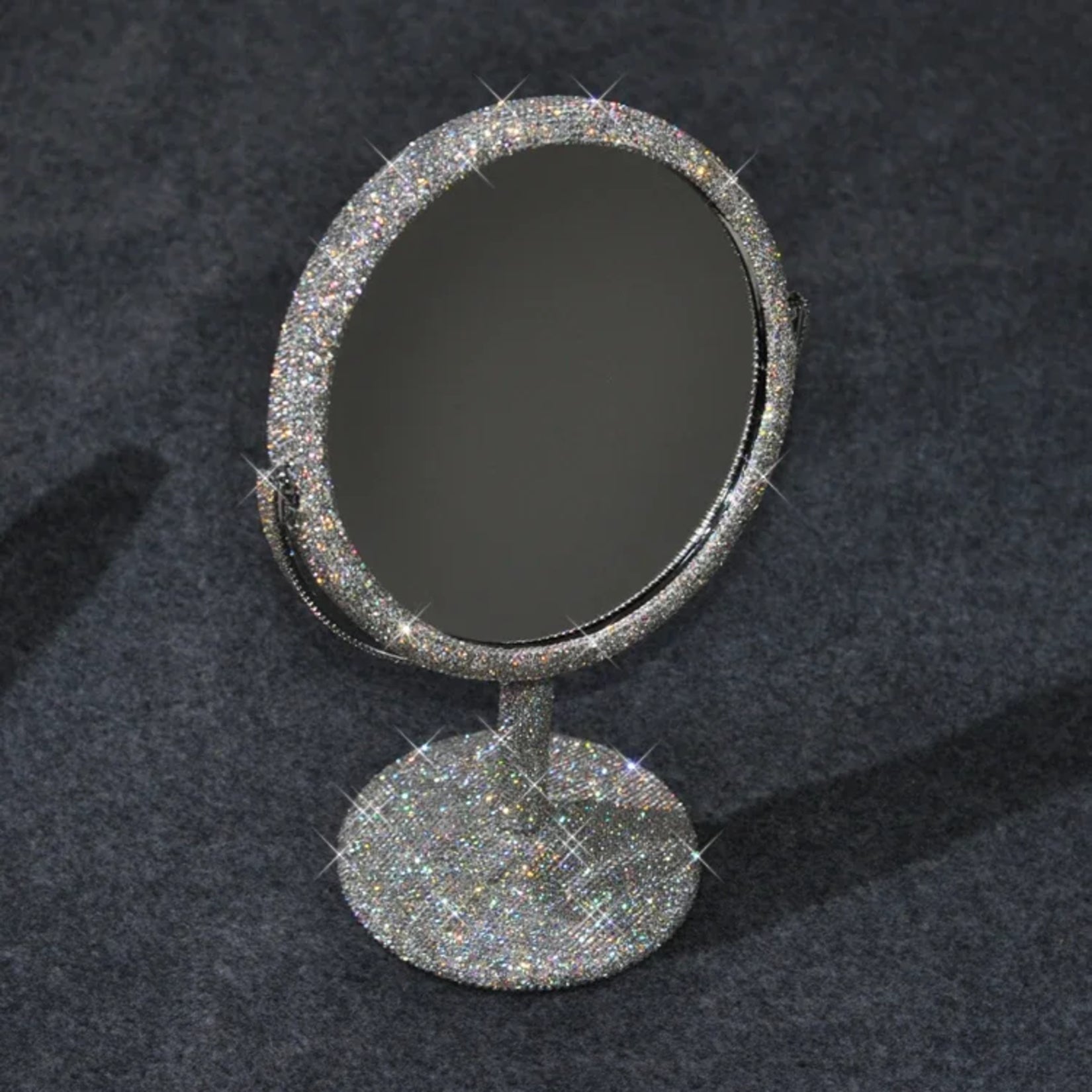 Miroir de maquillage orné de strass argentés étincelants pour un style chic et moderne.