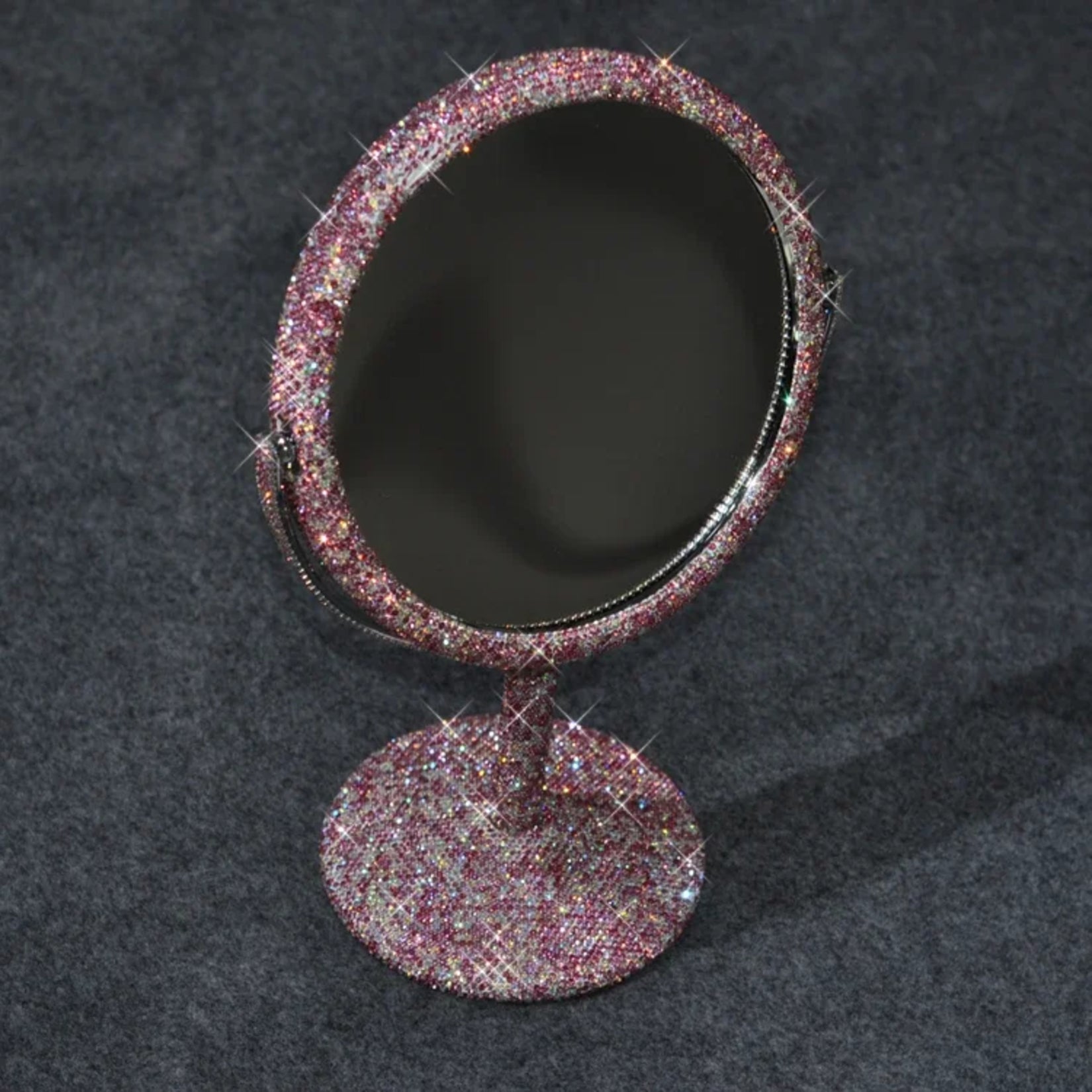 Miroir de maquillage orné de strass roses éclatants pour un look féminin et glamour.