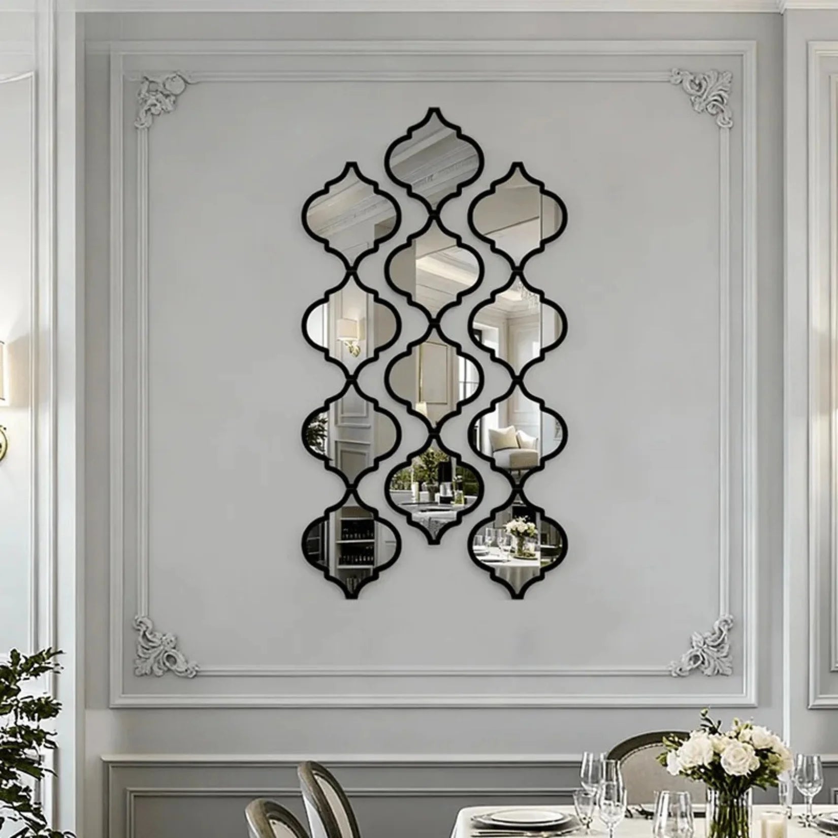 Miroir marocain salle à manger moulures blanches.