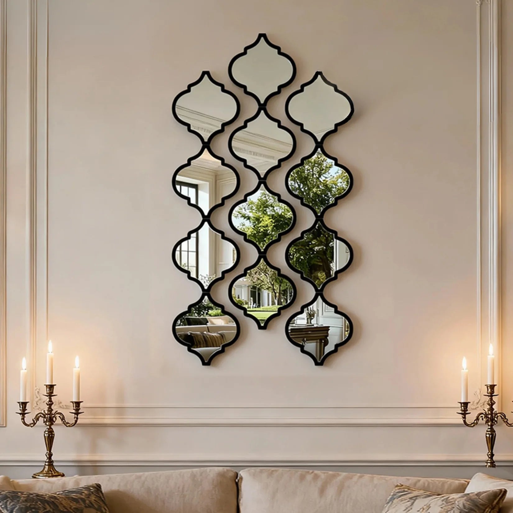 Miroir marocain salon chandeliers canapé beige.