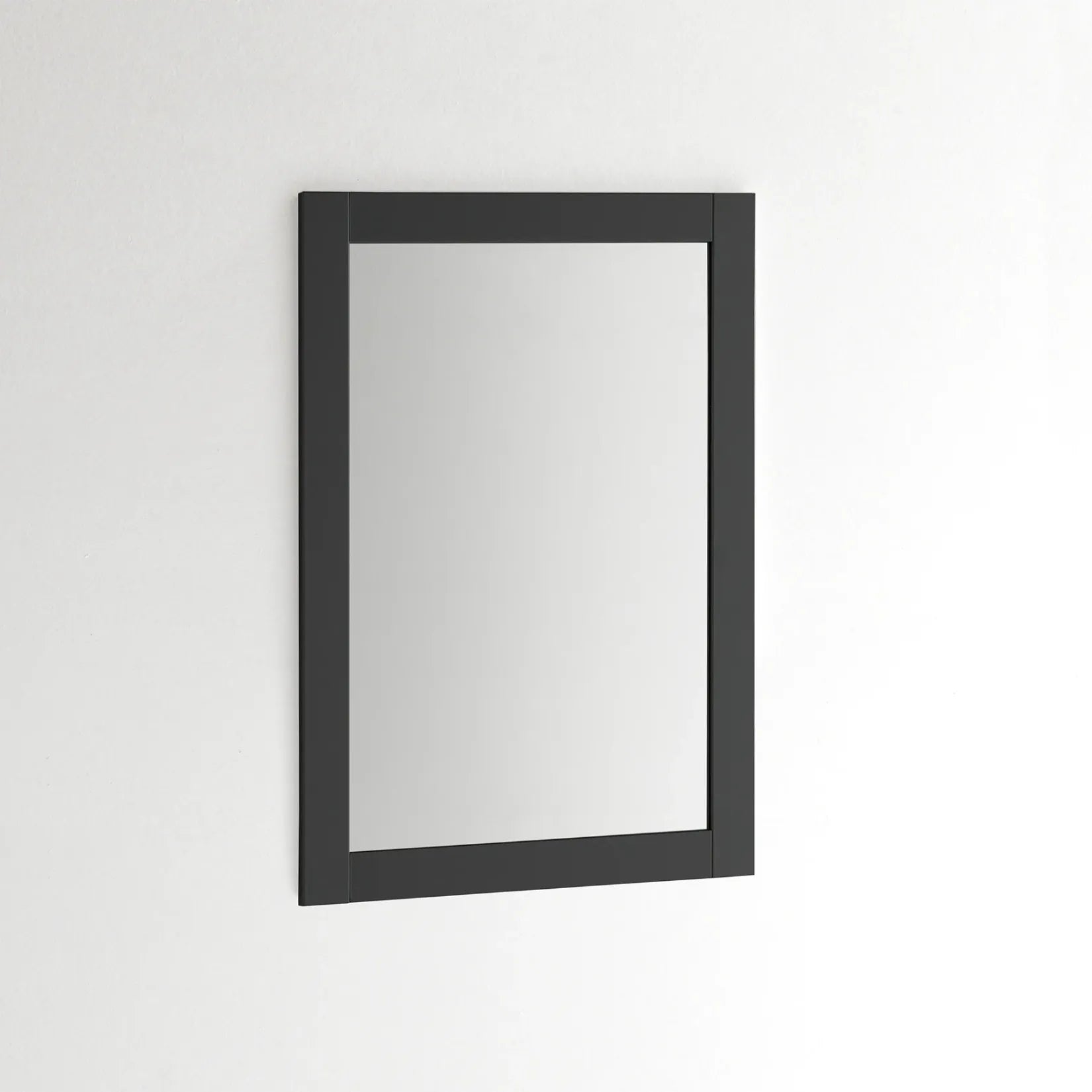 Miroir minimaliste noir avec cadre épuré vu de face sur fond blanc.
