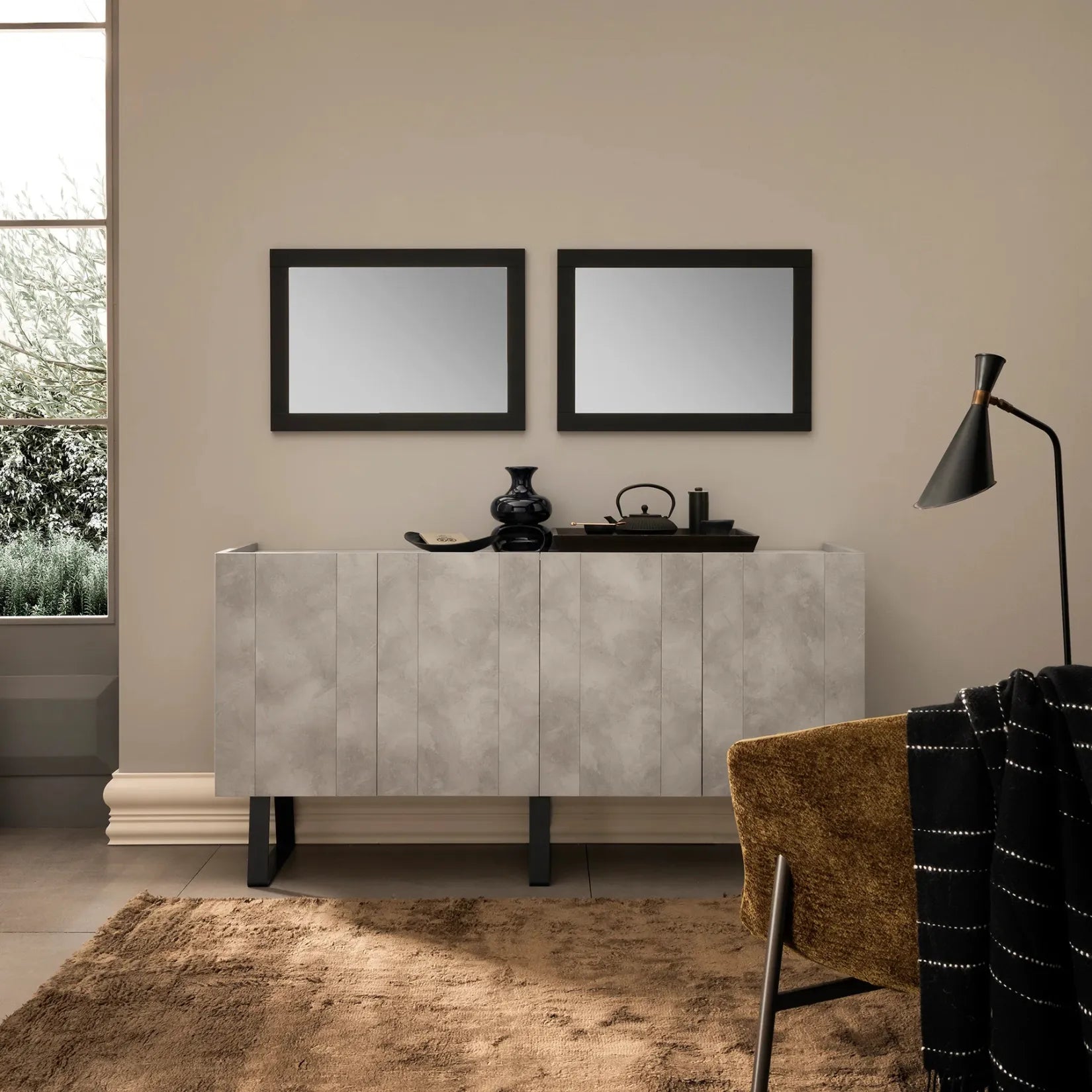 Miroirs minimalistes noirs posés à l’horizontale dans une pièce élégante et moderne.