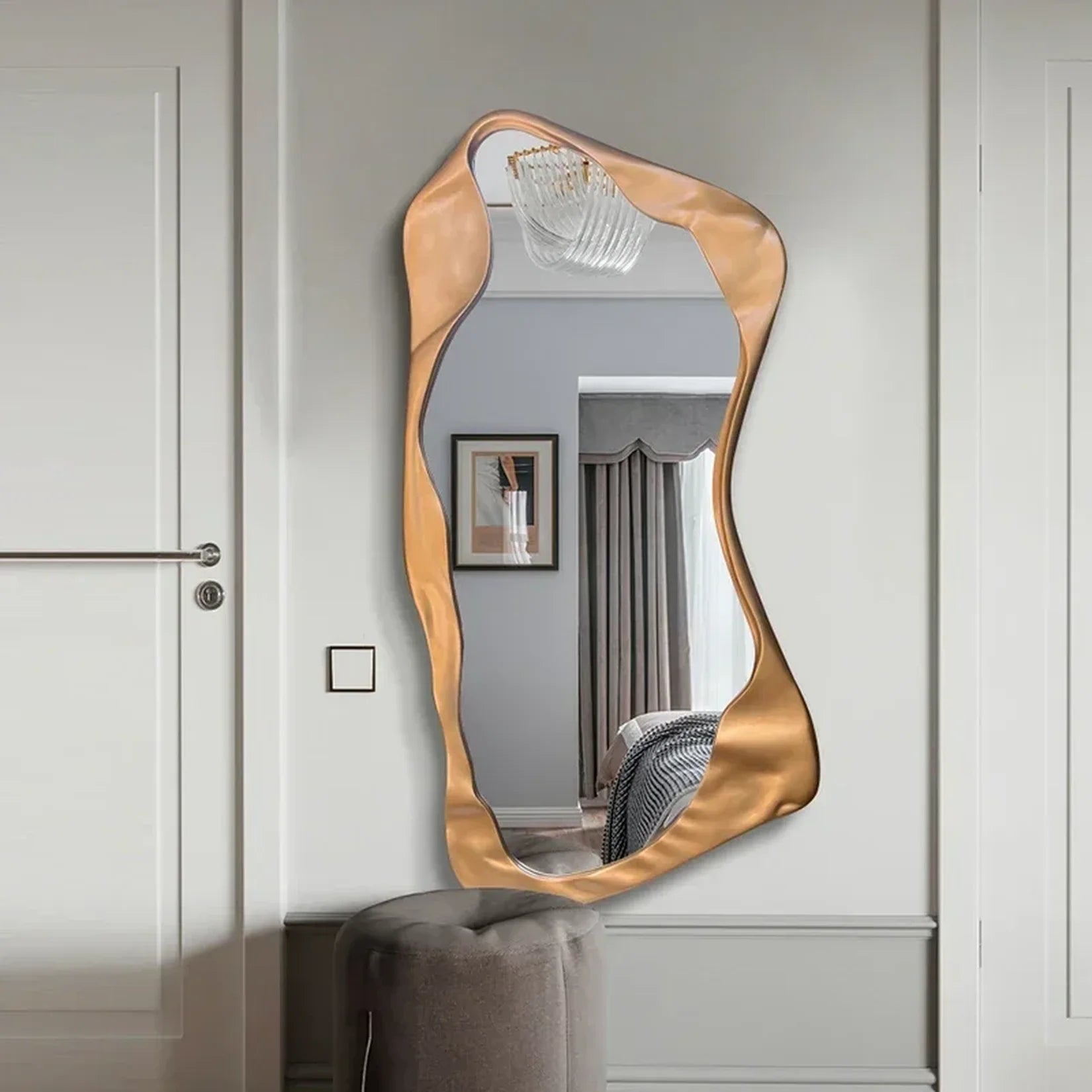 Miroir moderne Aura doré dans une entrée élégante.