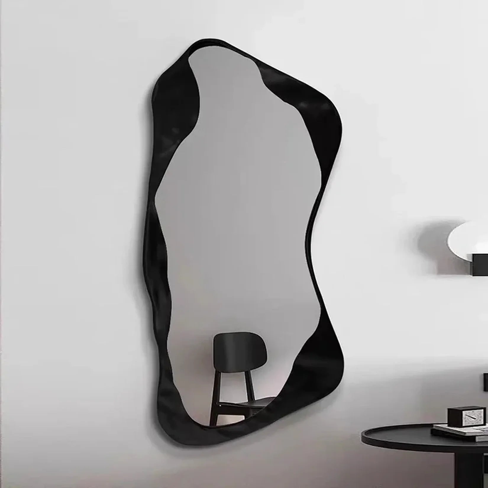 Miroir moderne Aura noir dans un intérieur minimaliste.