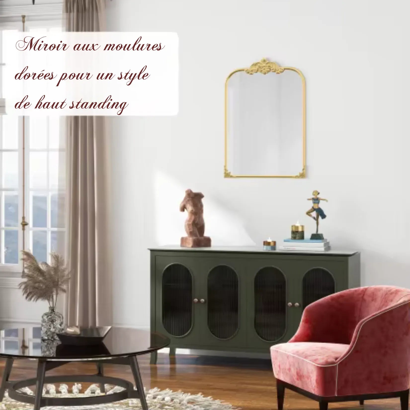 Miroir moulure doré accroché dans un salon haussmannien chic avec mobilier classique.
