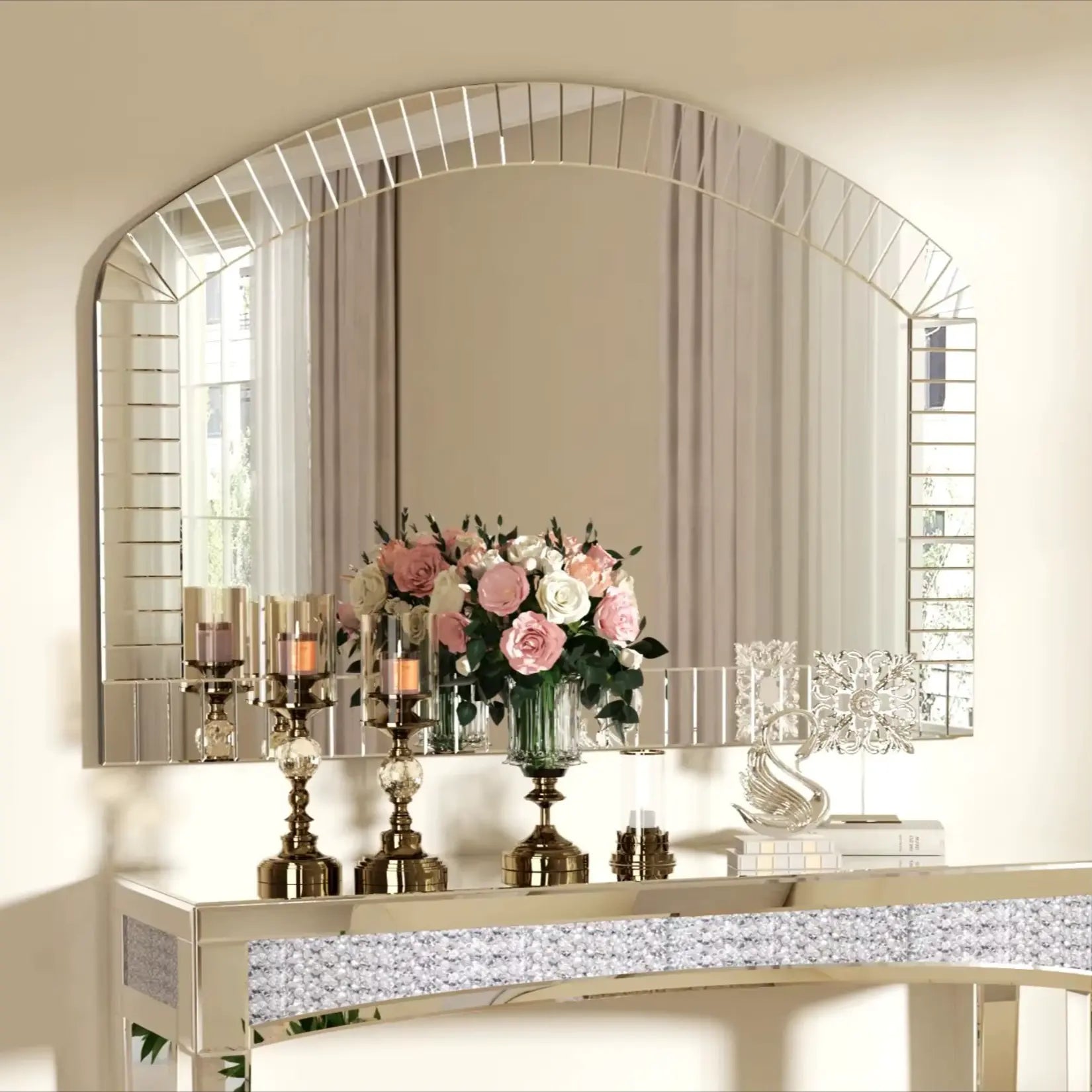 Miroir mural argenté avec décoration florale devant, ajoutant une touche glamour et élégante à tout intérieur.
