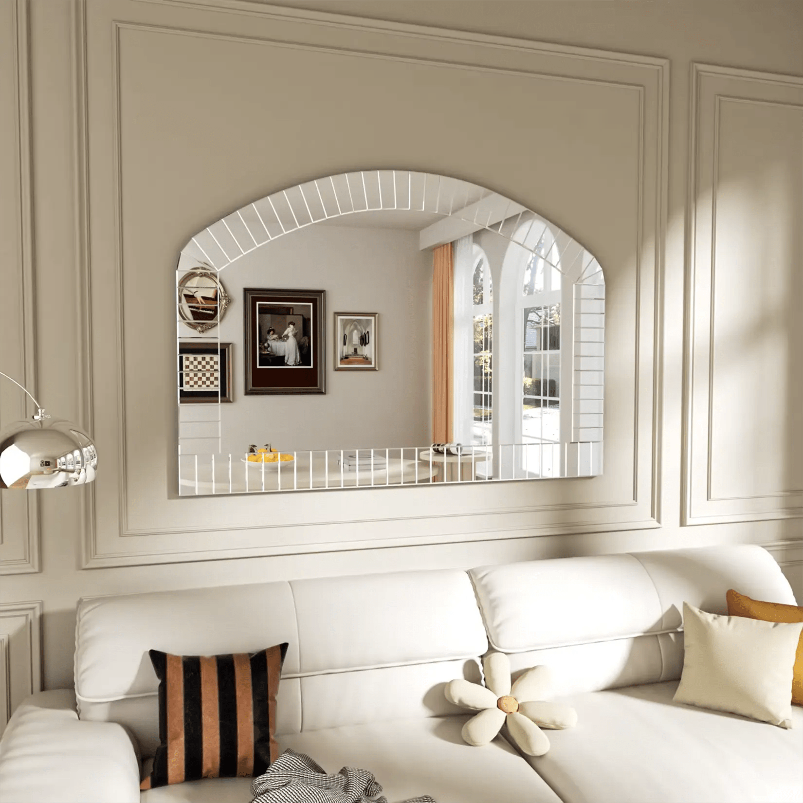 Miroir mural argenté installé dans un salon élégant, reflétant la lumière naturelle et agrandissant visuellement l’espace.