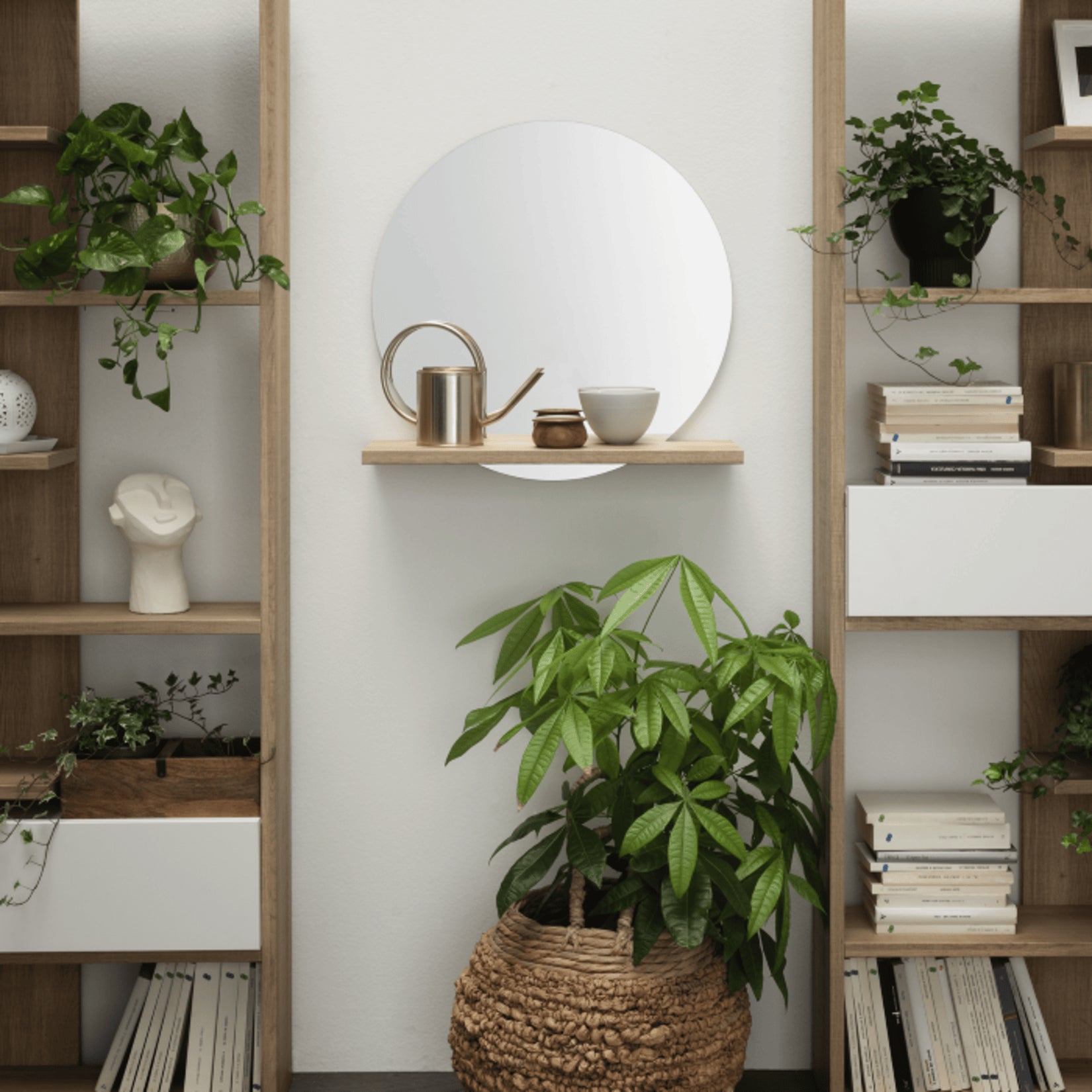 Miroir mural rond avec étagère au style scandinave, un choix esthétique et fonctionnel.