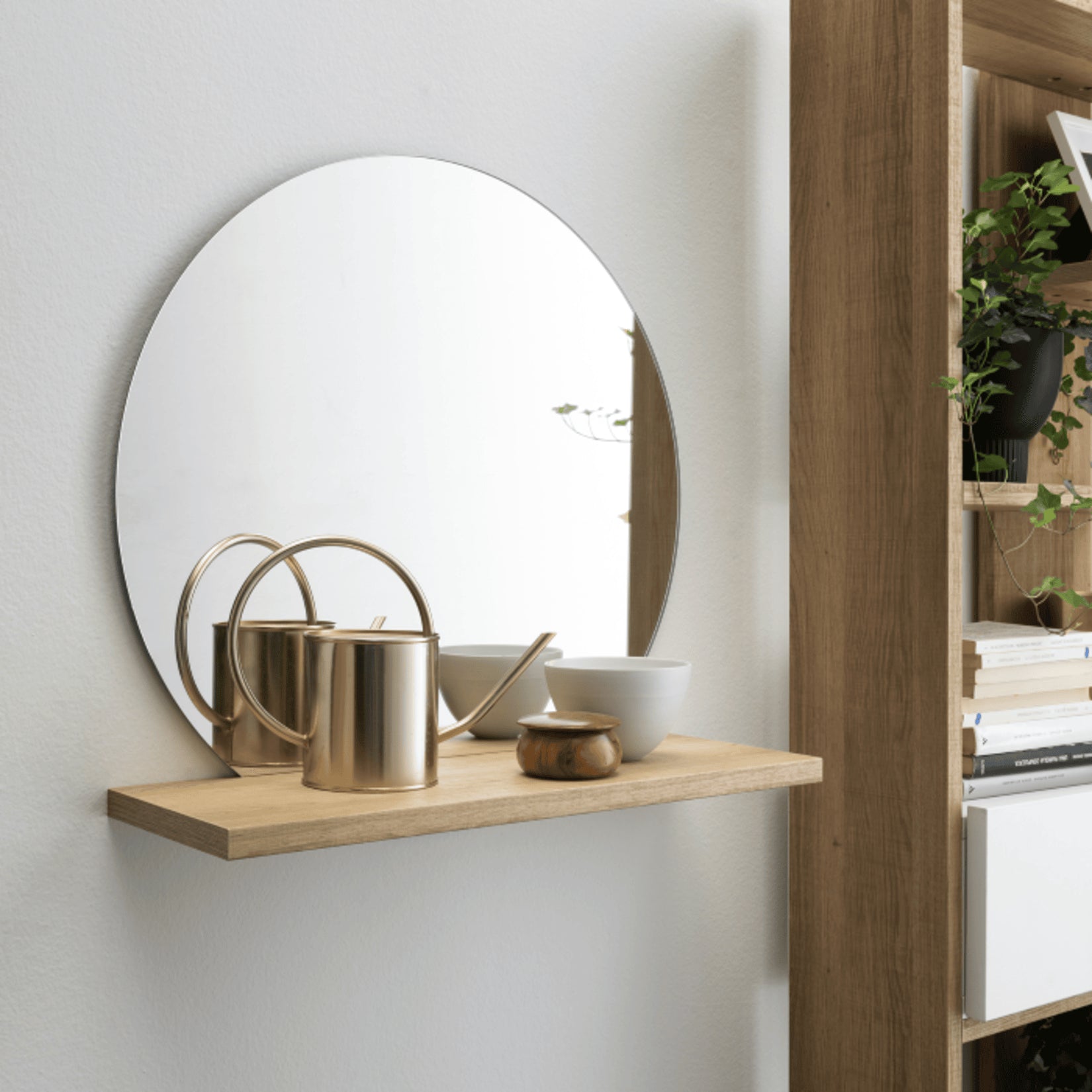 Miroir mural rond avec étagère en bois, idéal pour un intérieur élégant et pratique.