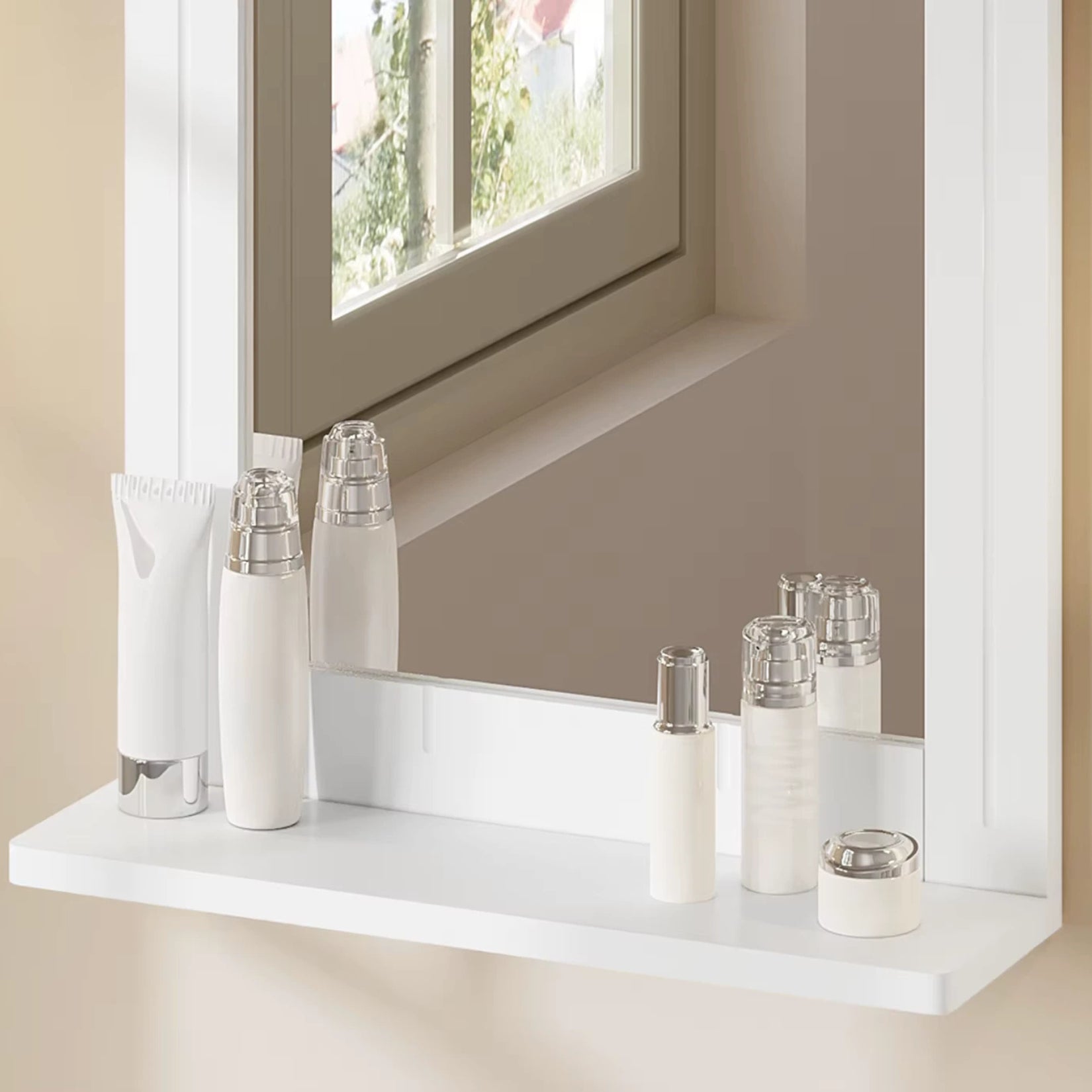 Détail du miroir mural blanc avec étagère pratique.