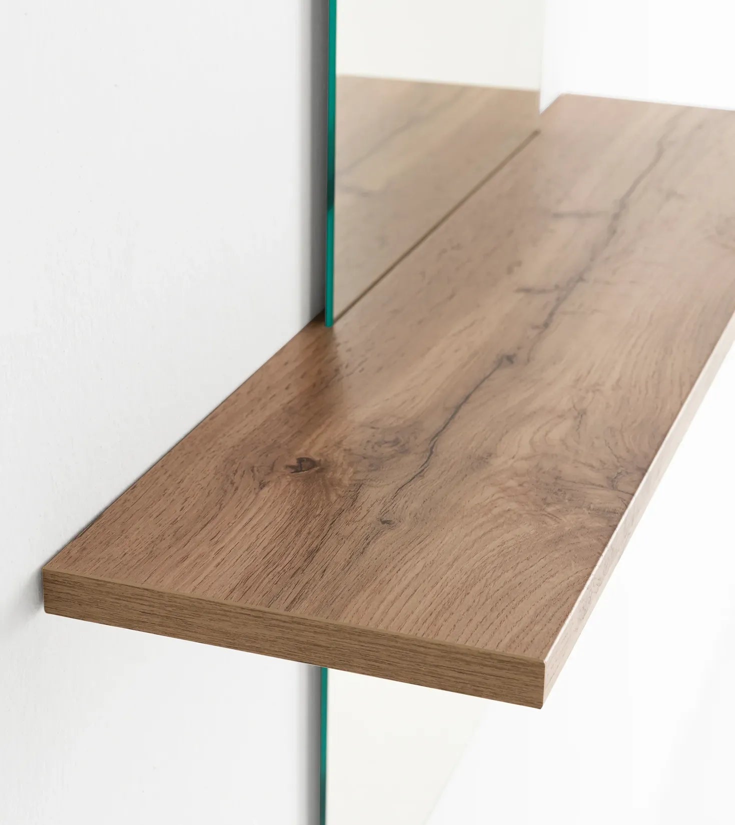 Miroir mural déco – Détail étagère chêne foncé coins arrondis.