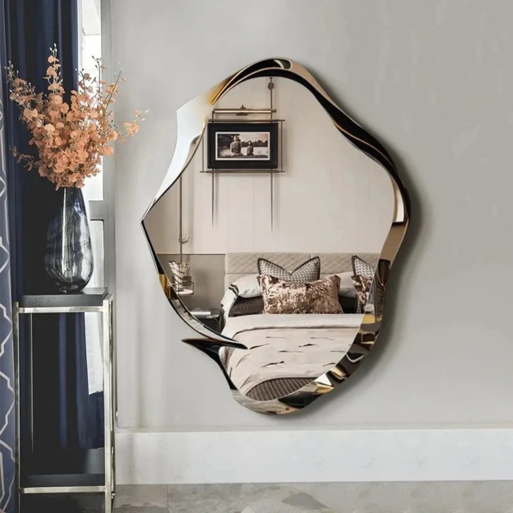 Miroir mural décoratif Nyx dans une chambre raffinée.