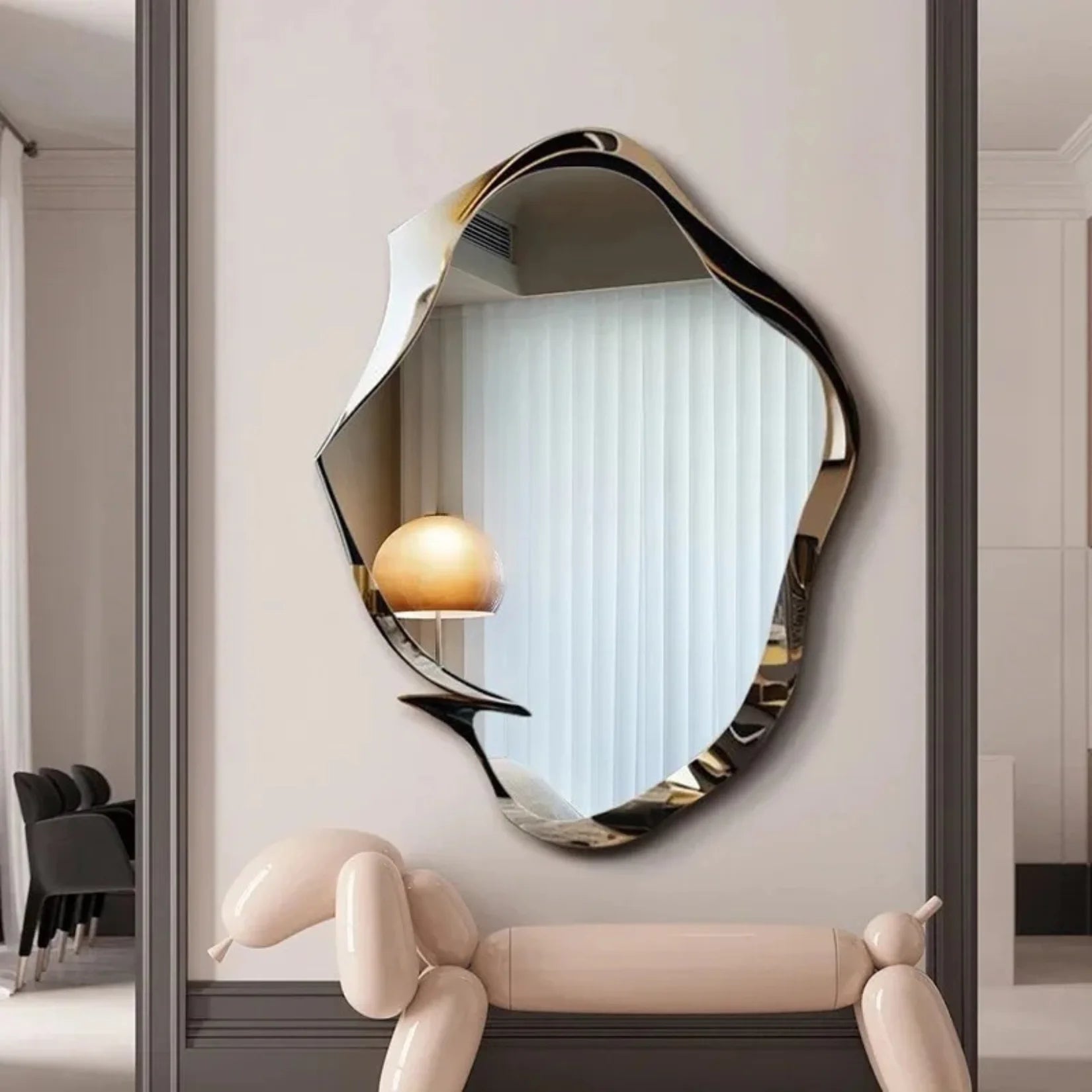 Miroir mural décoratif Nyx dans une décoration design contemporaine.