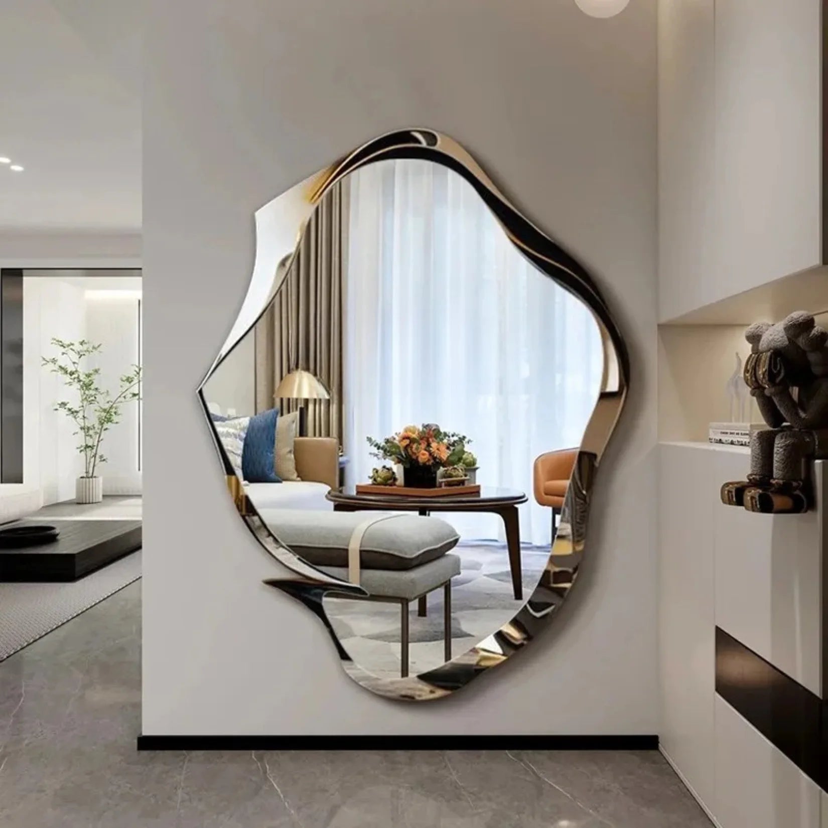 Miroir mural décoratif Nyx dans un intérieur luxueux moderne.