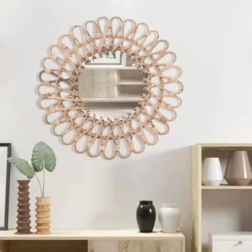 Miroir en rotin intégré dans un décor scandinave avec meubles en bois clair