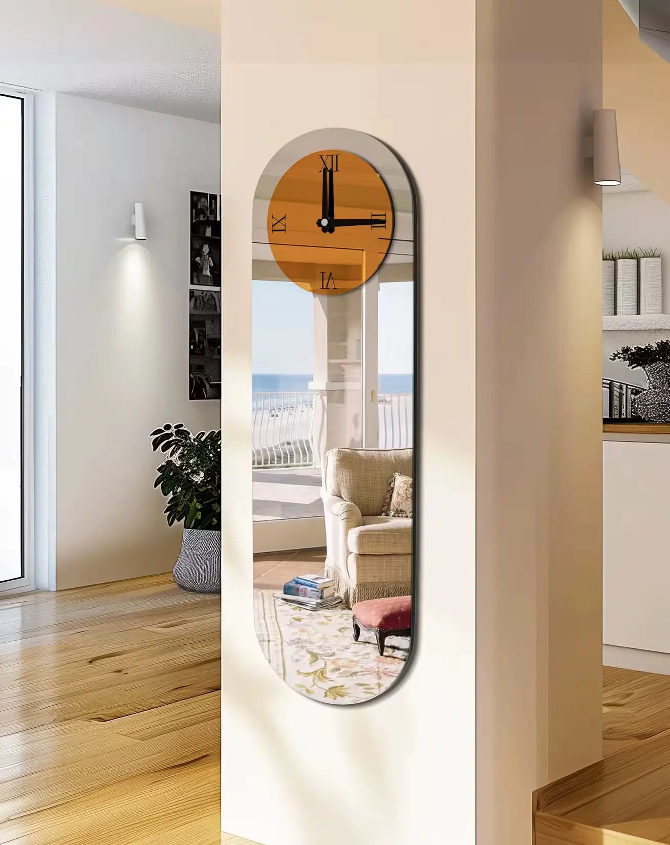 Miroir mural pour salon avec horloge dans une pièce ouverte avec vue sur la mer et parquet clair.