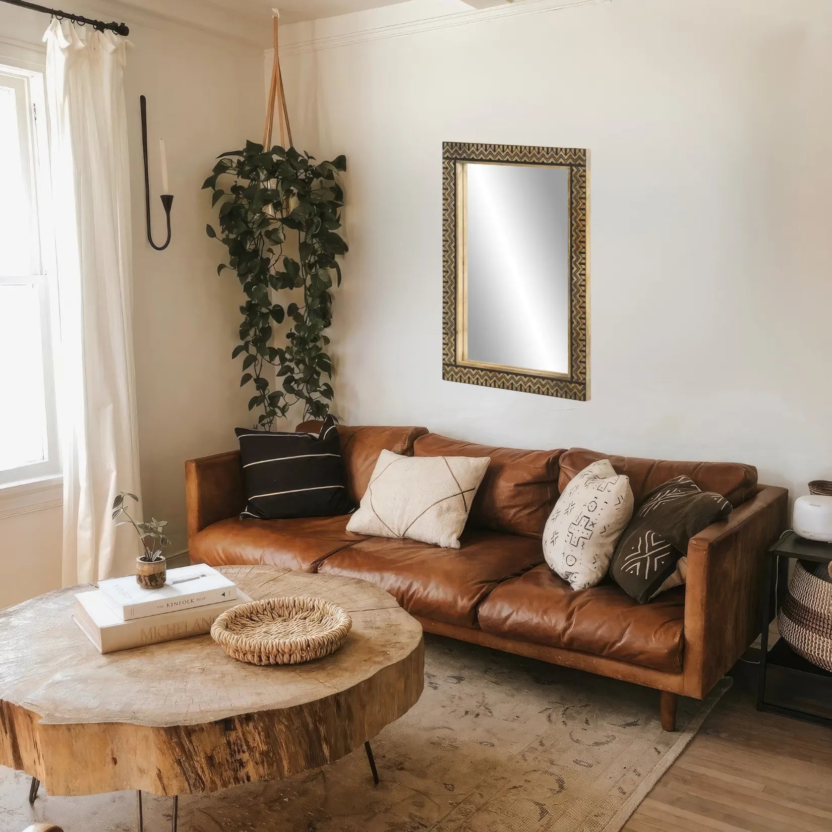 Miroir mural rectangulaire en bois de manguier dans salon avec canapé en cuir.