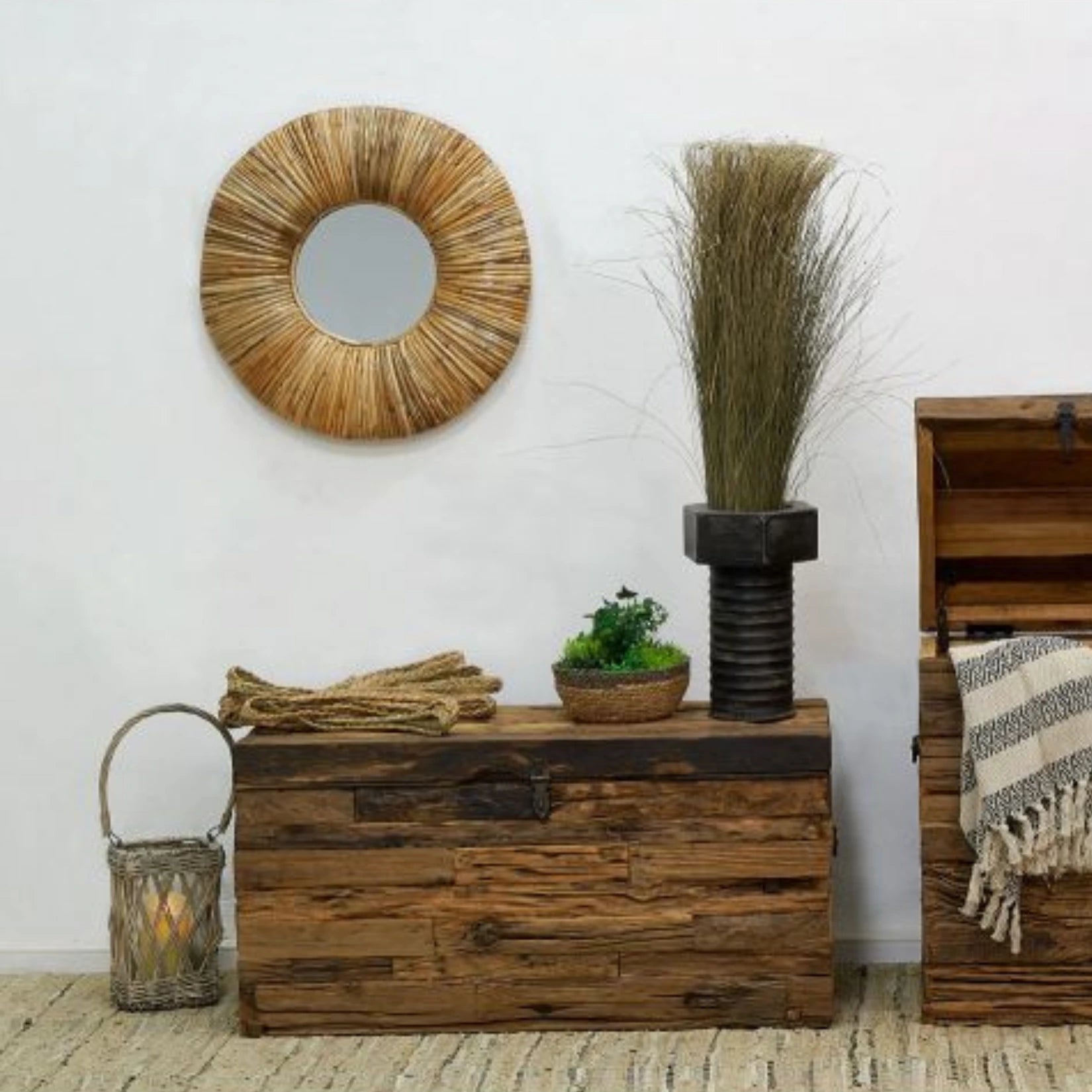 Miroir mural en rotin de 56 cm mis en scène dans une décoration intérieure chaleureuse.