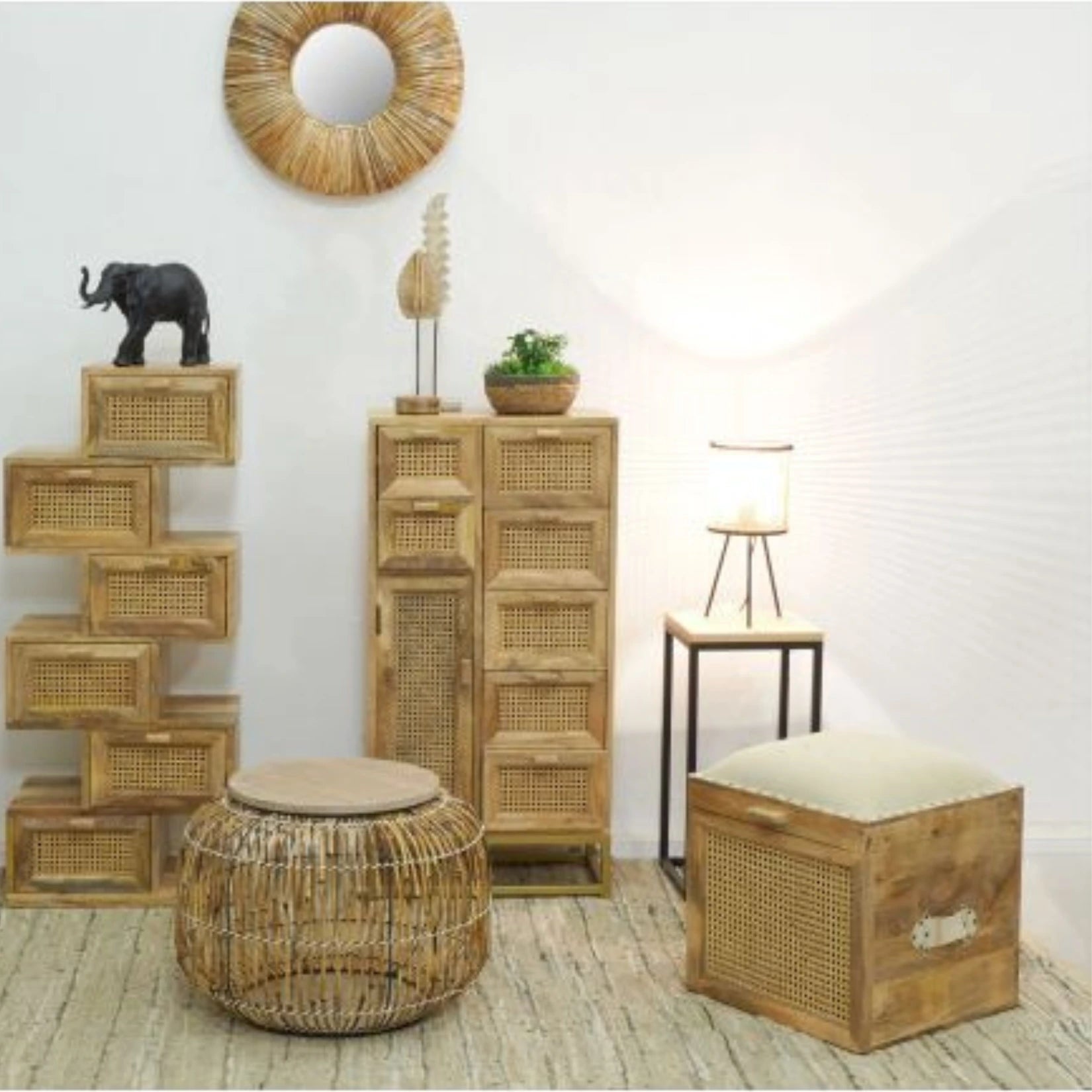 Miroir mural en rotin intégré dans une ambiance naturelle et bohème.