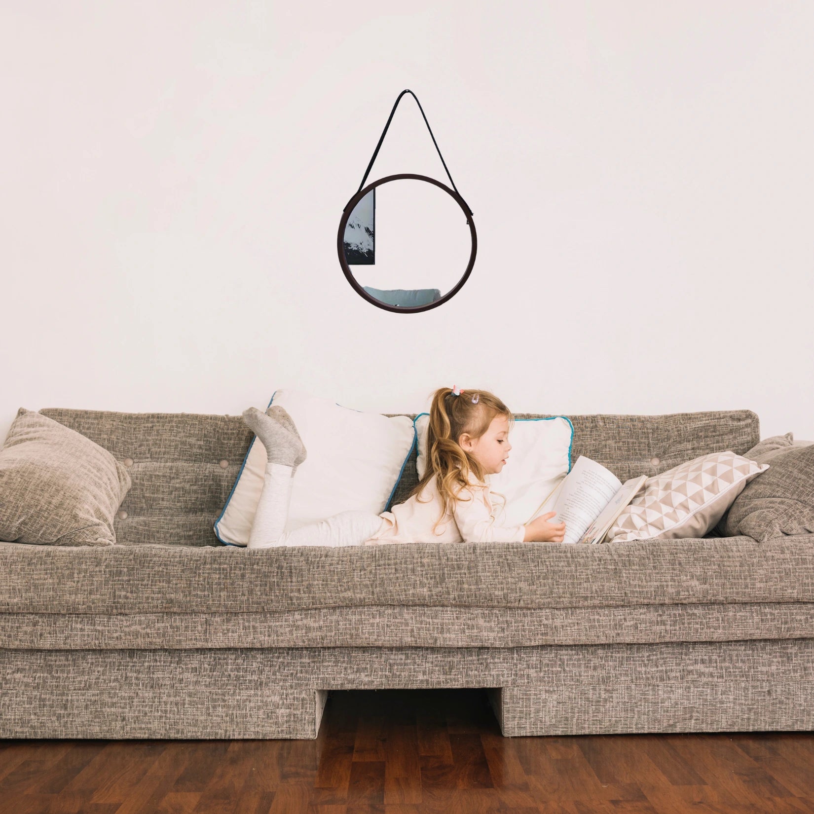 Miroir Noir Rond en Bois au design scandinave, parfait pour embellir un salon contemporain.