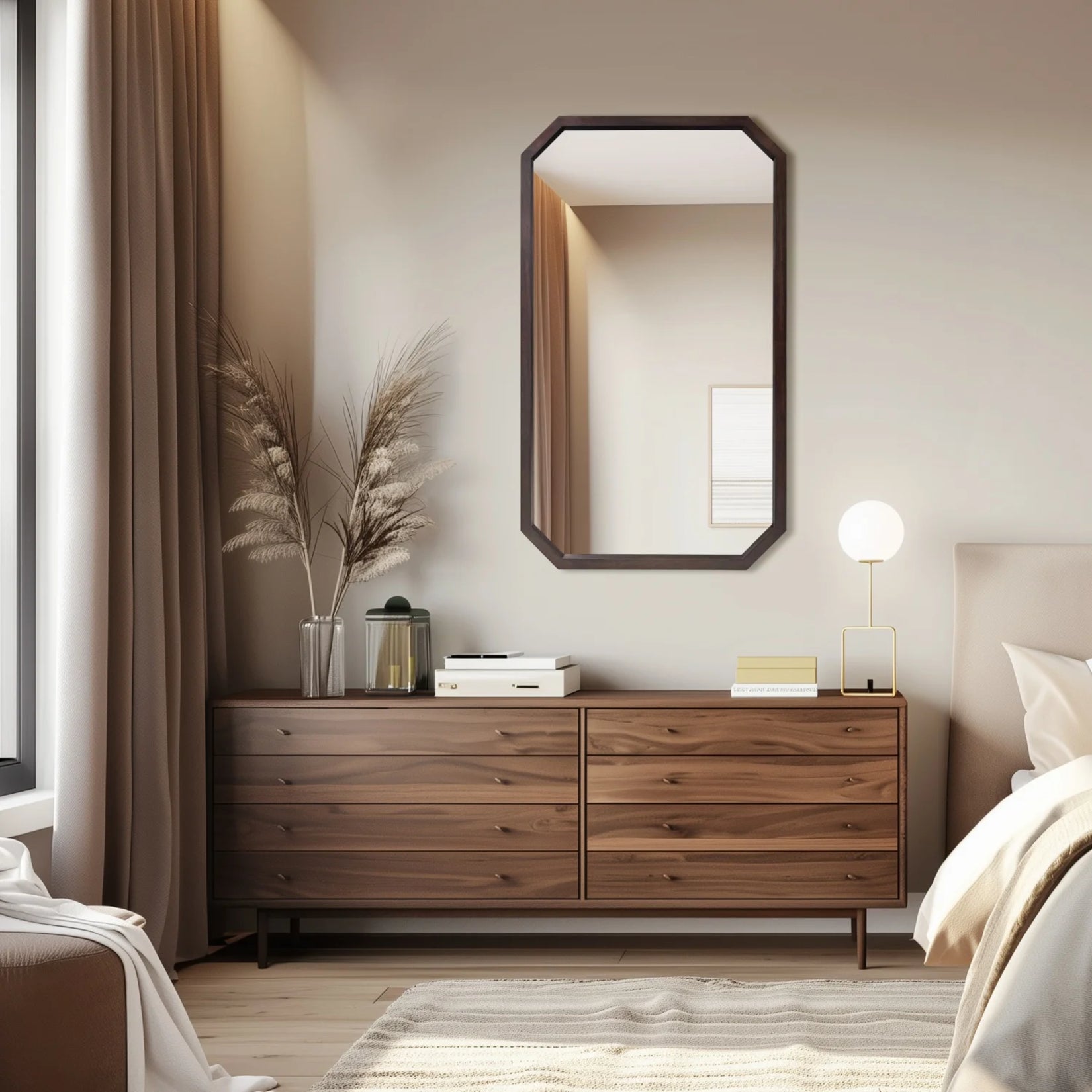 Miroir octogonal en bois au-dessus d’une commode en noyer dans une chambre chaleureuse.