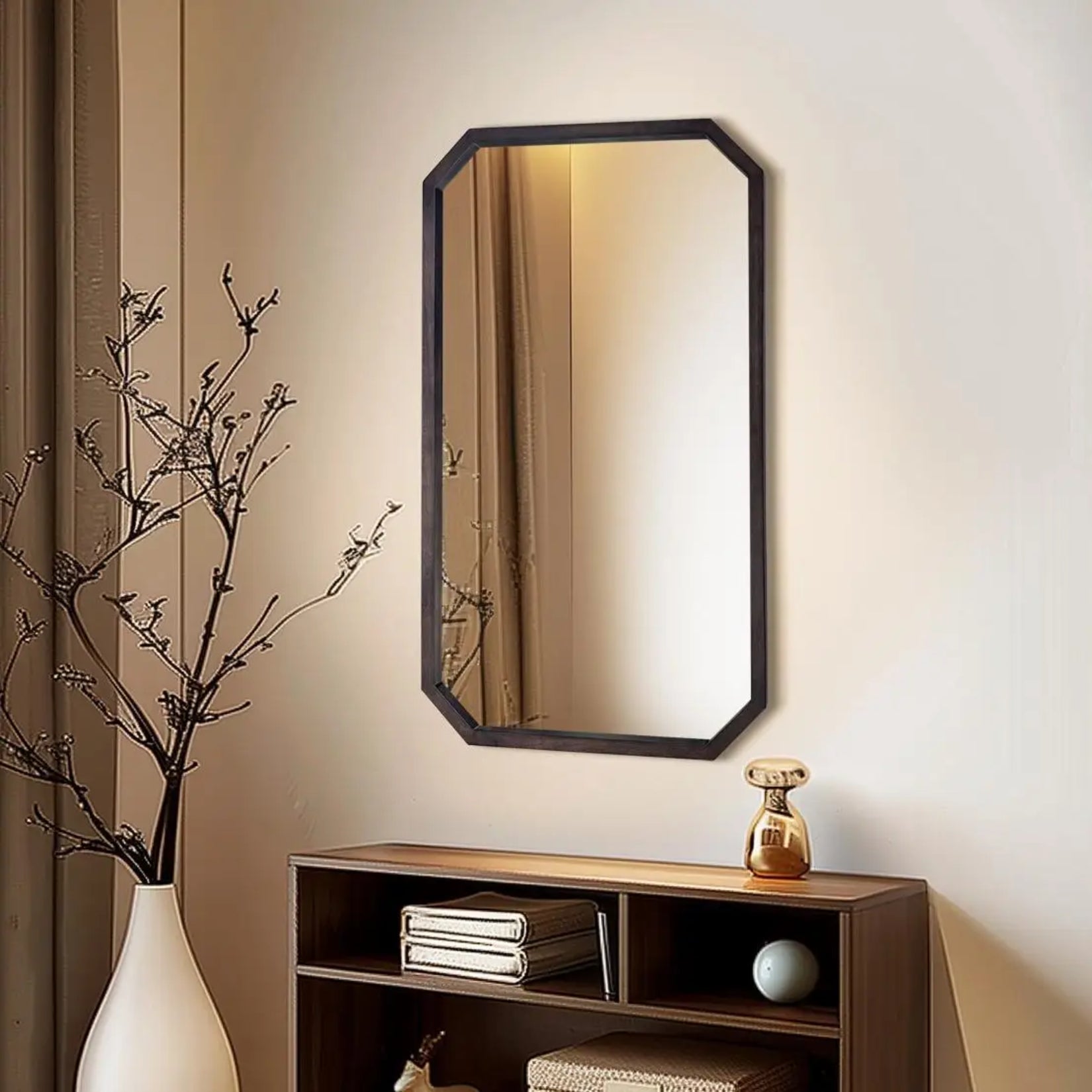 Miroir octogonal en bois sur mur de salon, ambiance lumineuse et chaleureuse.