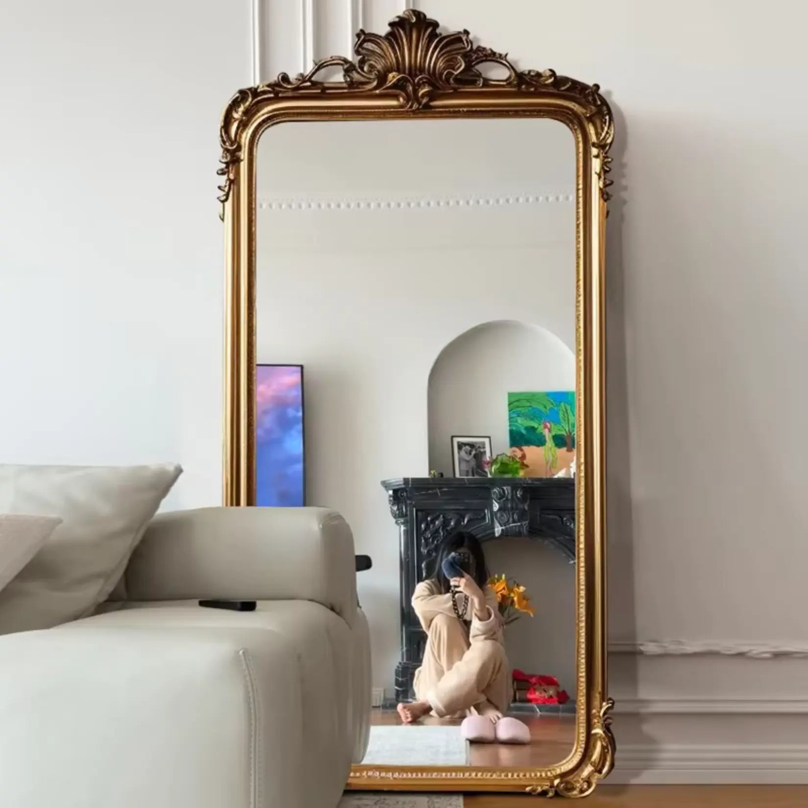 Miroir or baroque pleine longueur 200x100 cm dans salon blanc avec reflet enfant.