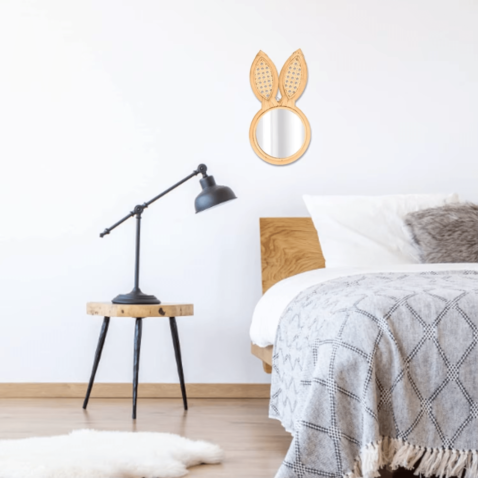 Miroir oreille lapin en rotin, idéal pour une décoration murale originale.