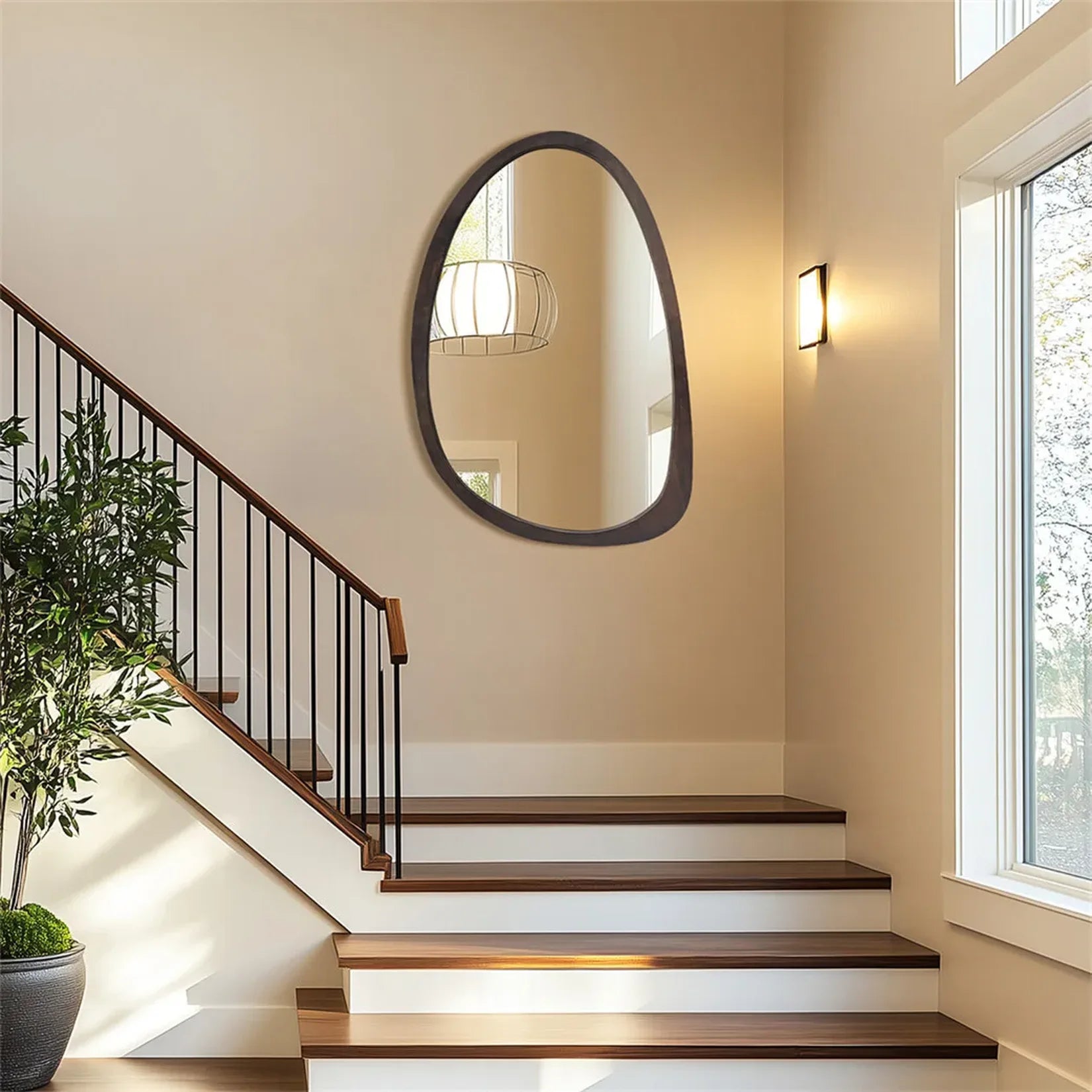 Miroir organique bois dans une cage d'escalier lumineuse.