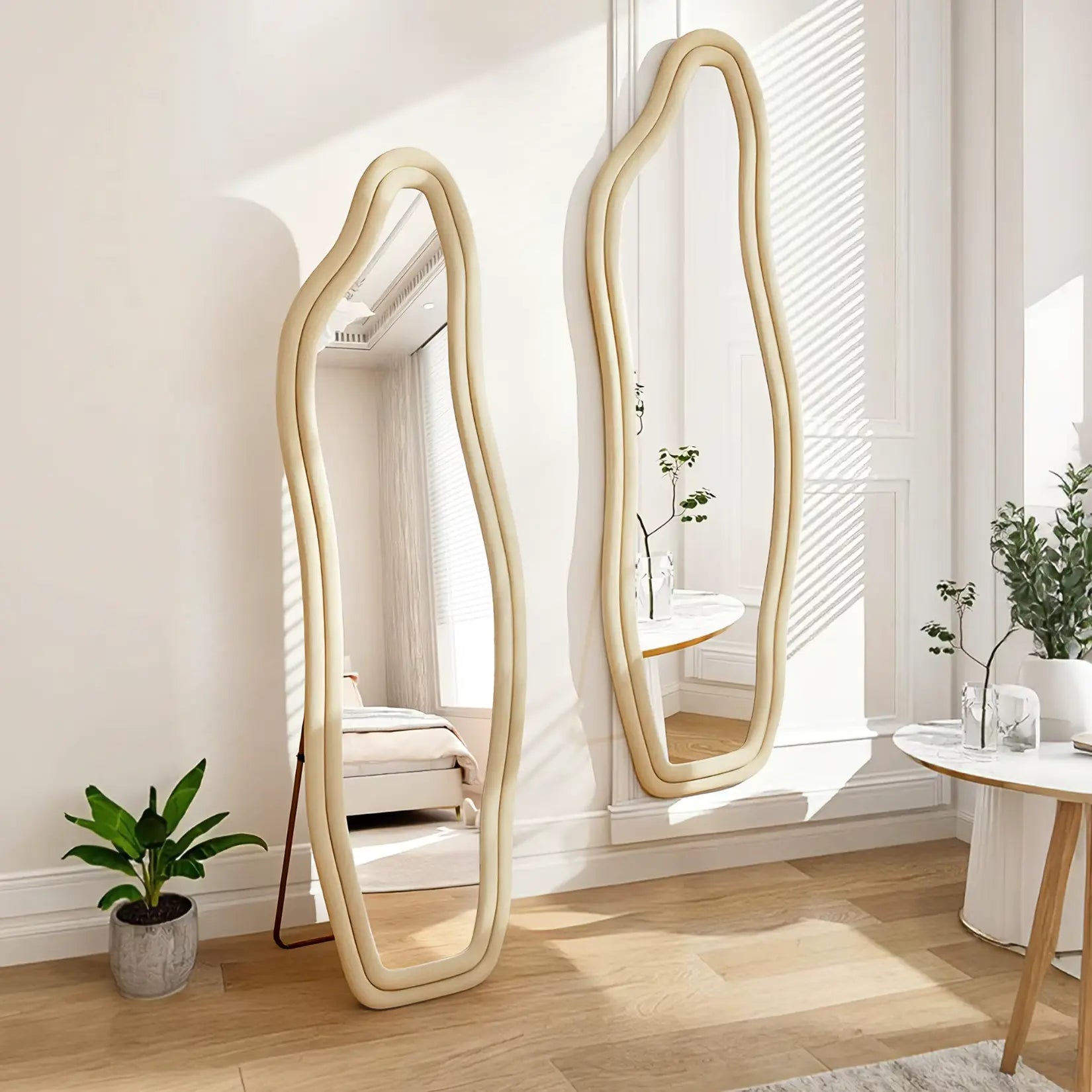 Deux miroirs organiques beiges côte à côte, parfaits pour la décoration murale.