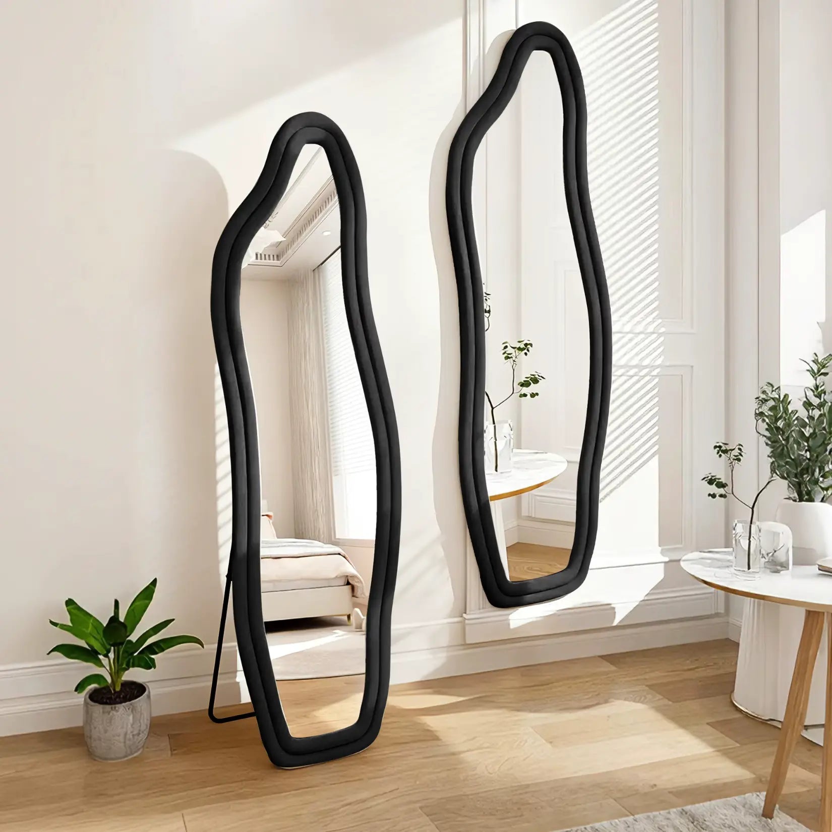 Miroir organique présenté soit sur pied soit en fixation murale.