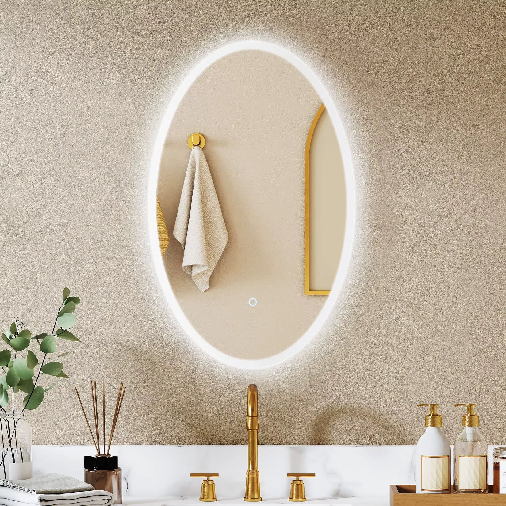 Miroir Ovale Salle de Bain LED mural au-dessus d'une vasque avec robinetterie dorée.