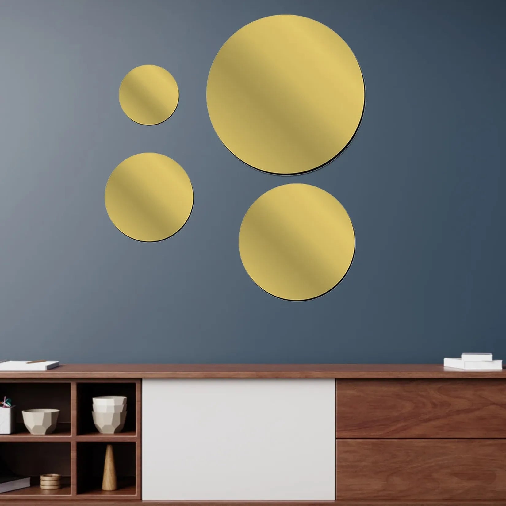 Miroir qui colle rond doré – composition 4 disques sur mur salon au-dessus buffet.