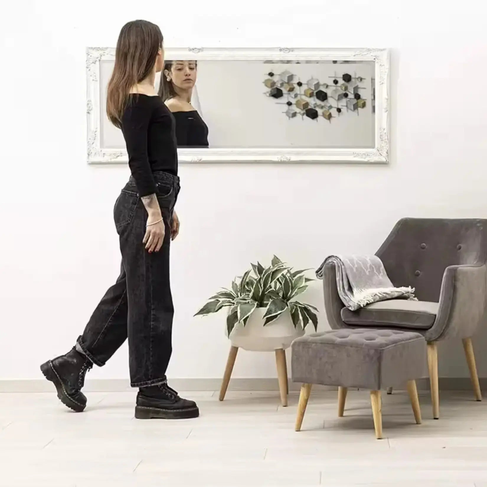 Reflet dans miroir rectangulaire en bois blanc baroque installation horizontale murale.