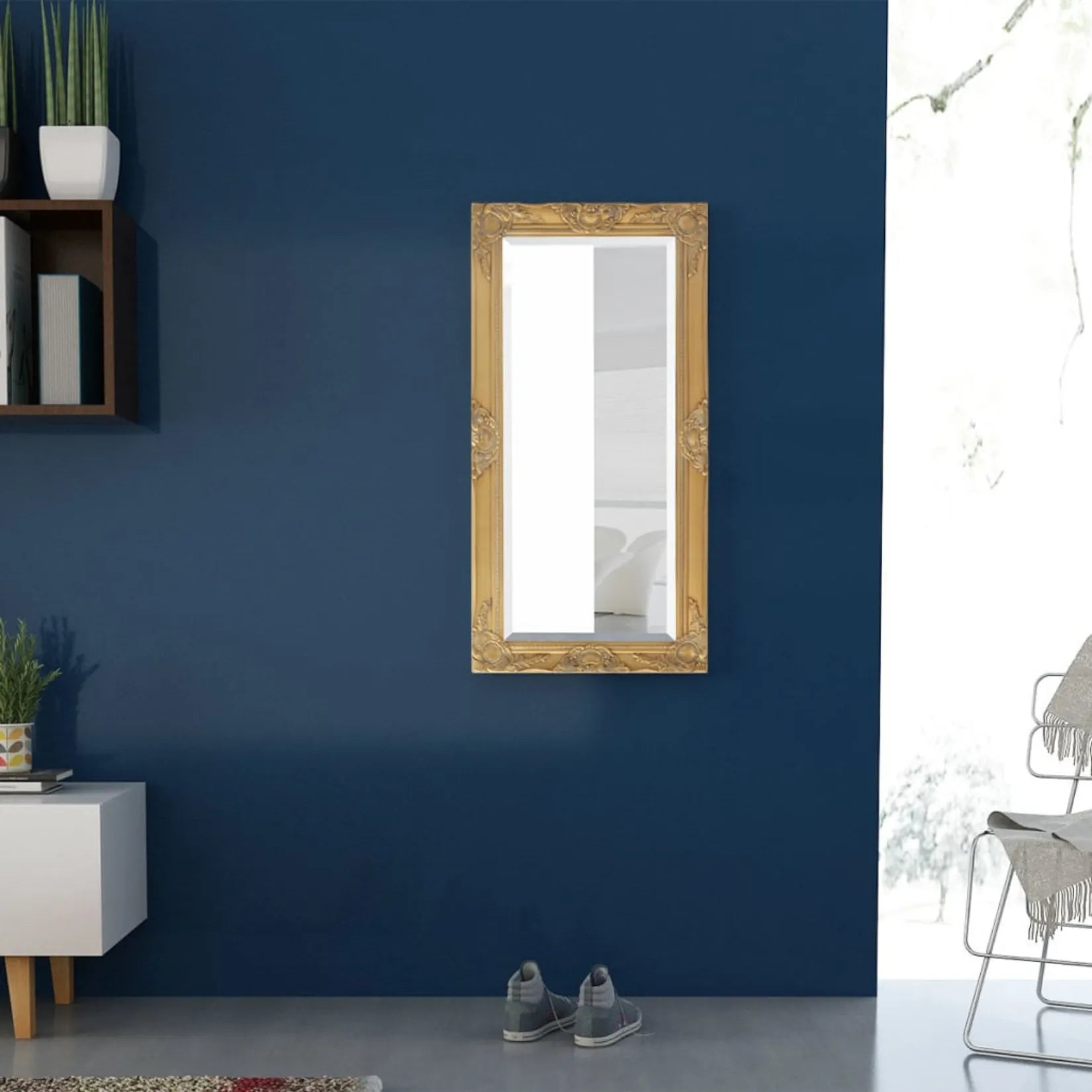 Miroir rectangulaire bois accroché sur un mur bleu dans un intérieur moderne.