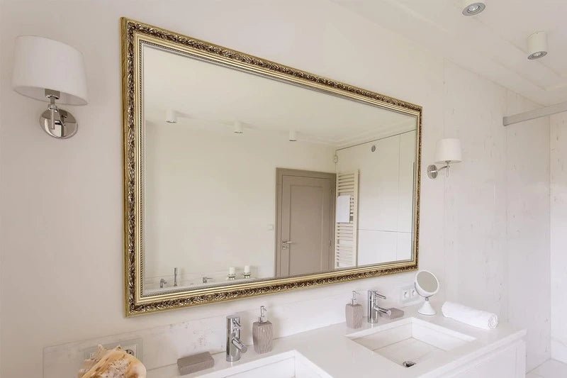 Miroir rectangulaire doré avec cadre en bois sculpté, parfait pour salle de bain ou salon moderne