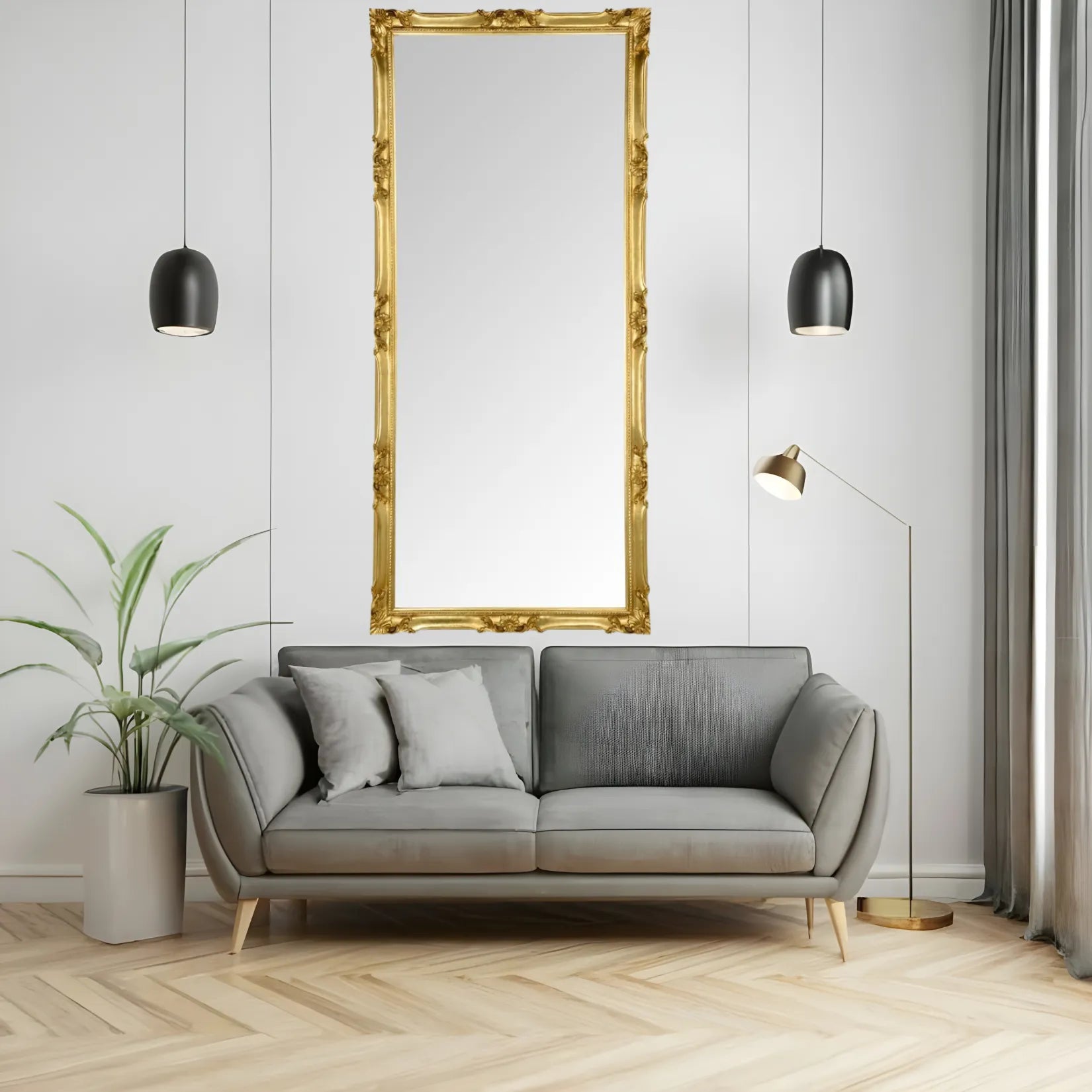 Miroir rectangulaire doré dans un intérieur épuré, cadre baroque bois sculpté.