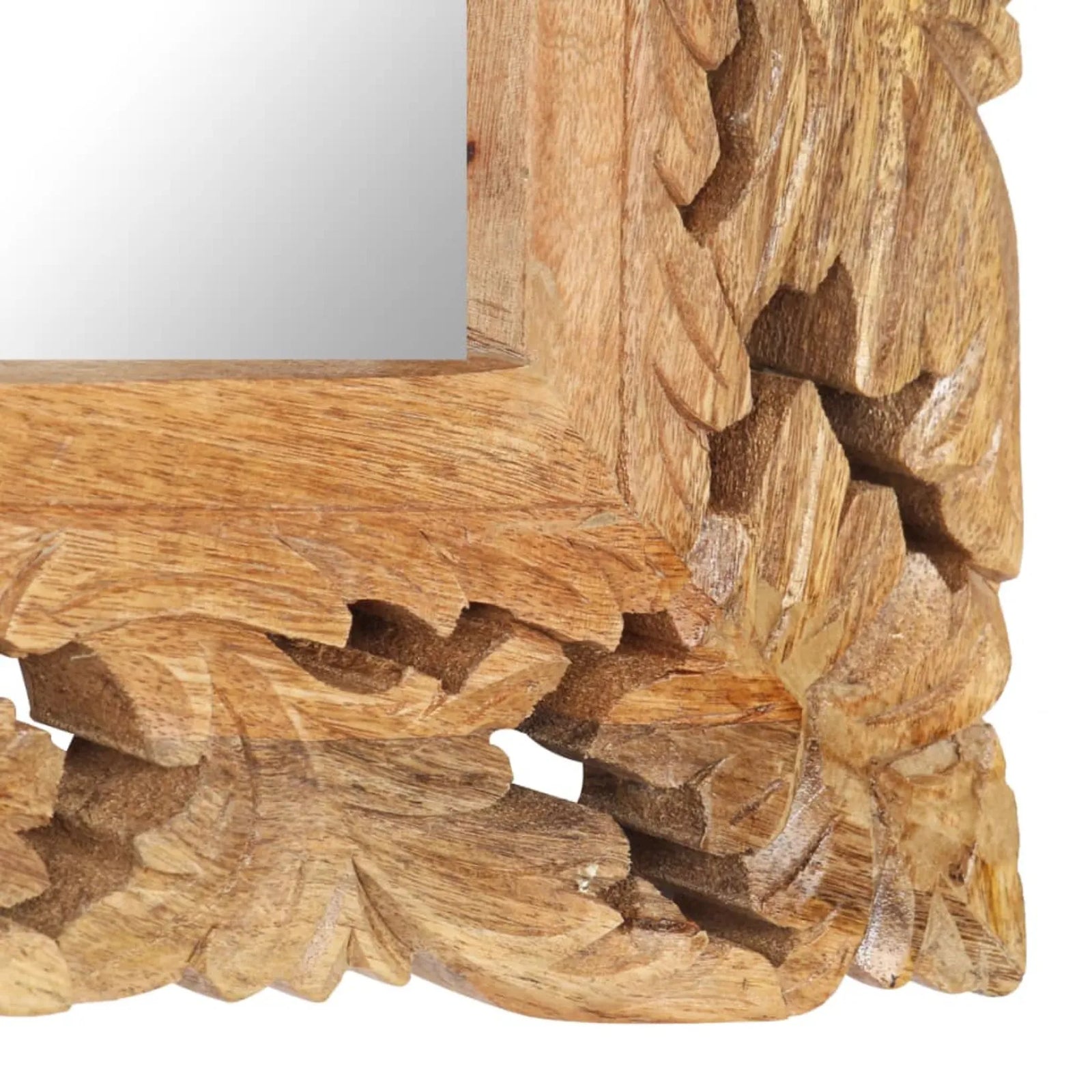 Détail de l’angle inférieur du cadre en bois sculpté à la main, avec veinage naturel apparent.