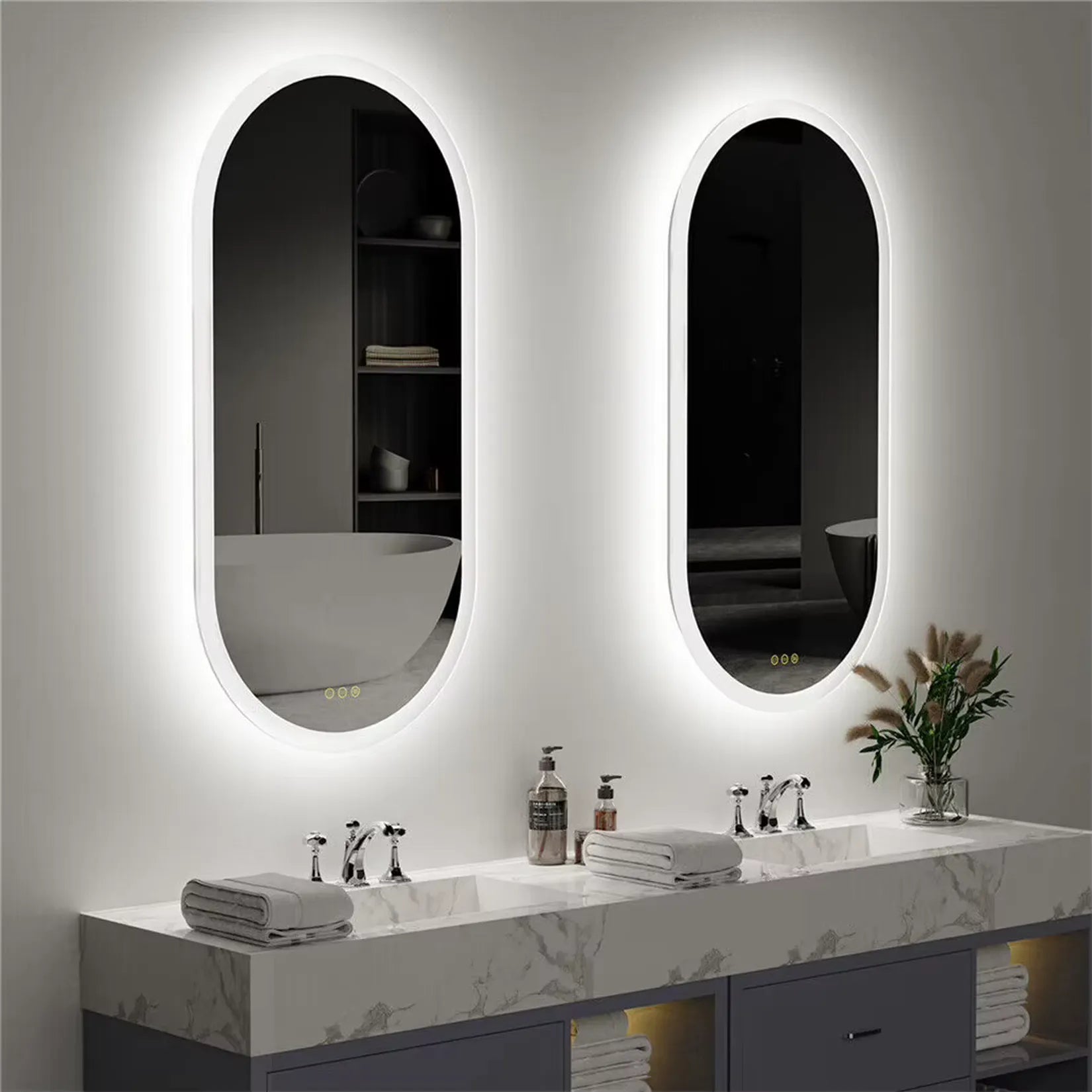 Miroir rétroéclairé ovale – Double installation salle de bain noir et blanc.