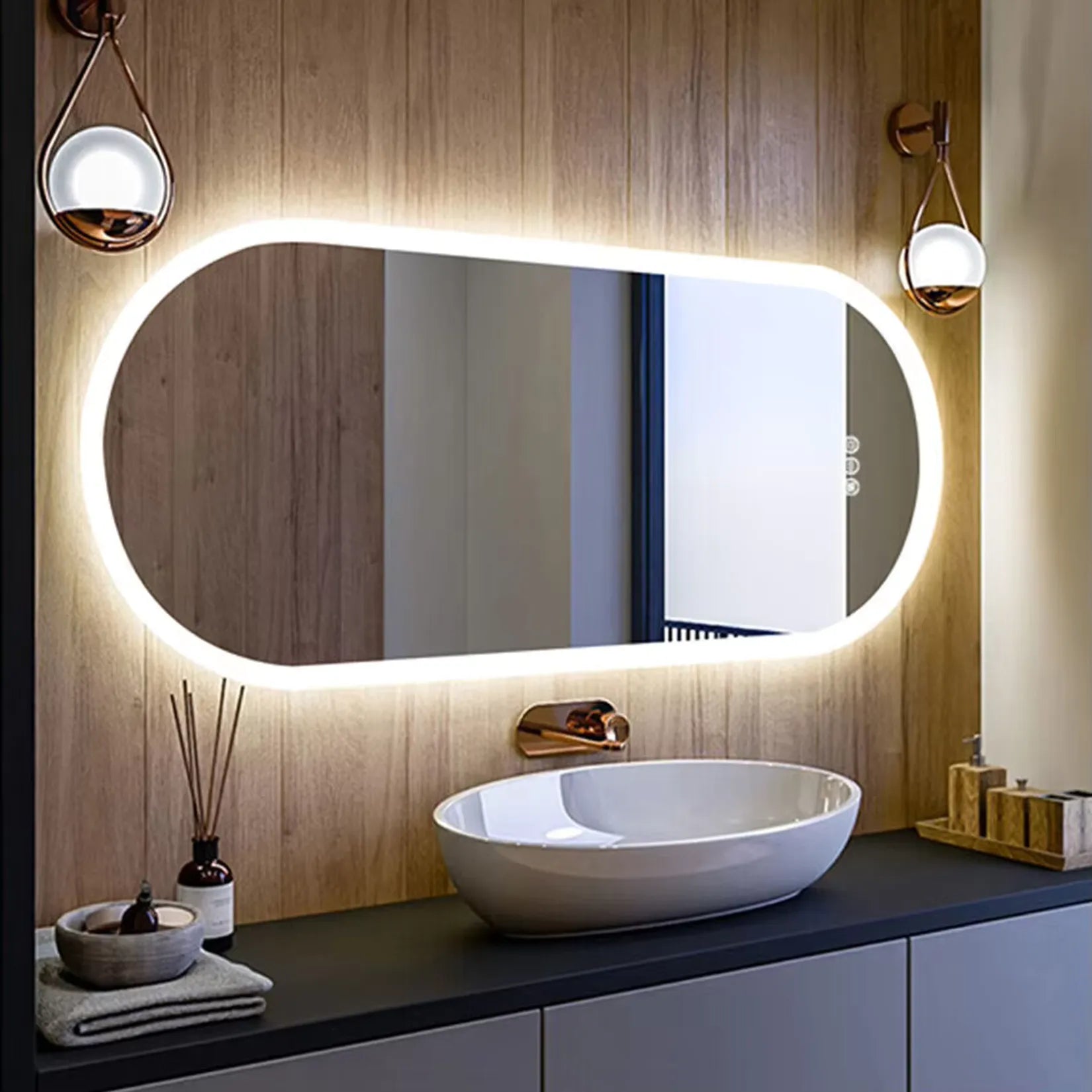 Miroir rétroéclairé ovale en position paysage – Salle de bain bois et vasque.