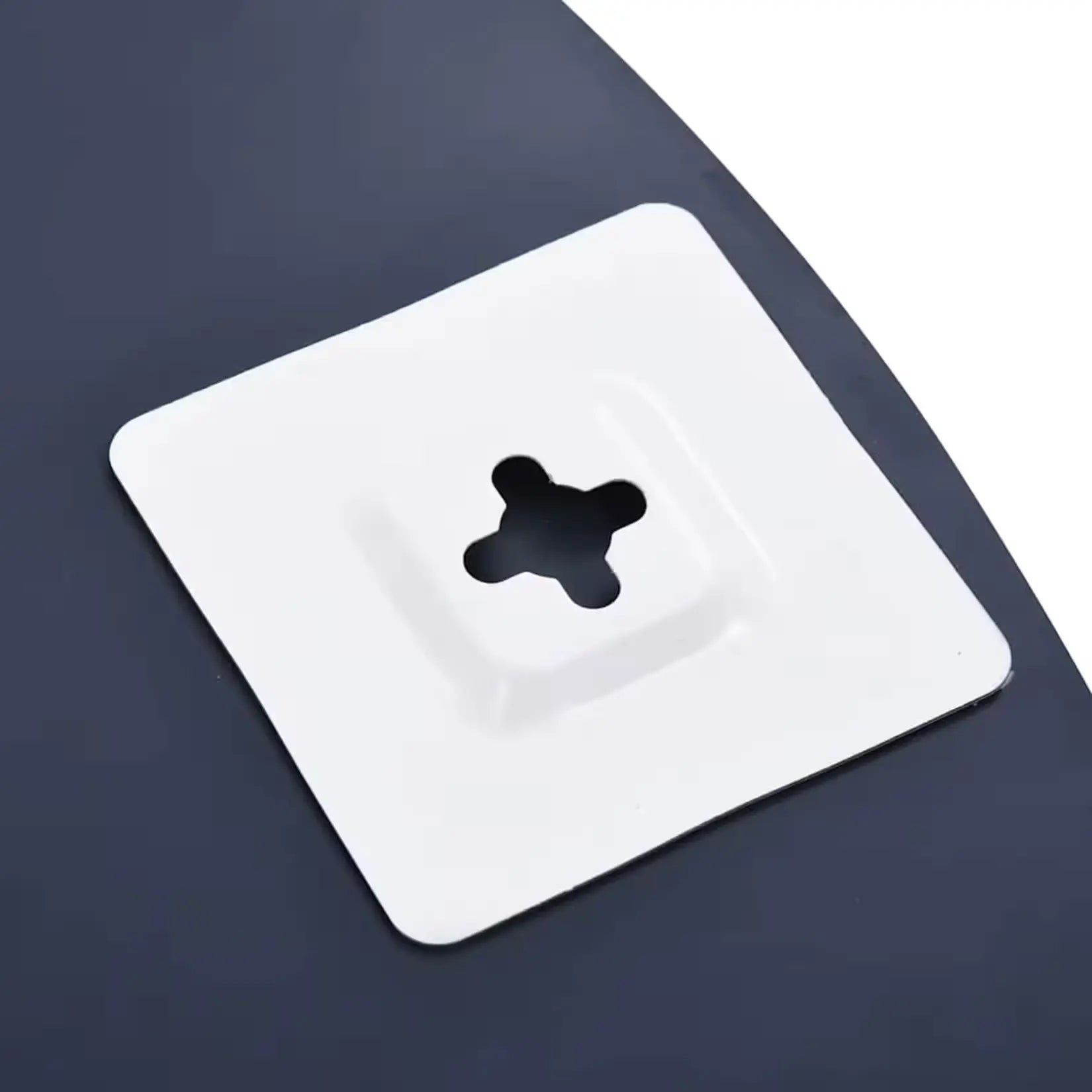 Détail du système de fixation murale du miroir rond 60 cm.