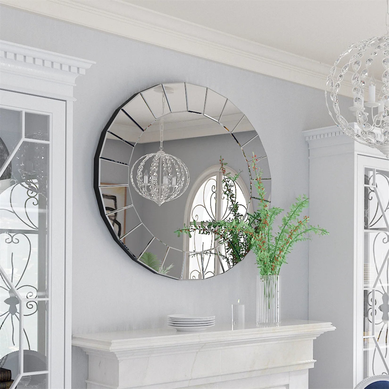 Miroir rond 80 cm dans une pièce classique avec lustre en cristal et corniches blanches.