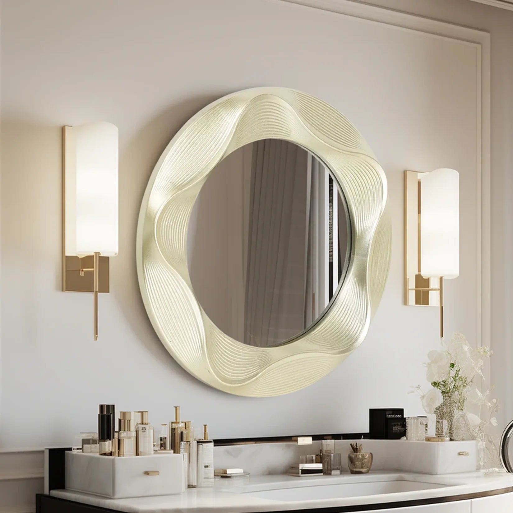 Miroir rond bois finition dorée dans une salle de bain.