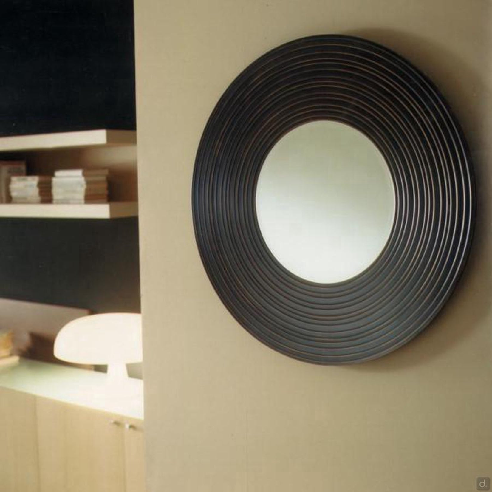 Miroir rond en bois d’essence d’or brun de 82 cm, avec un design unique et artisanal, mettant en valeur les intérieurs modernes.