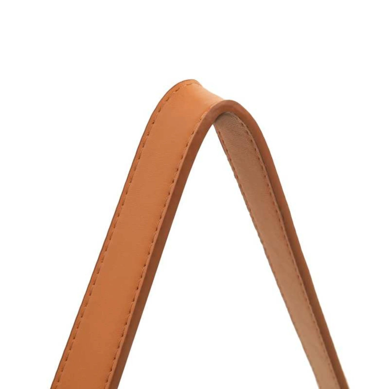 Gros plan sur la sangle marron du miroir rond au contour bois, en simili cuir cousu.