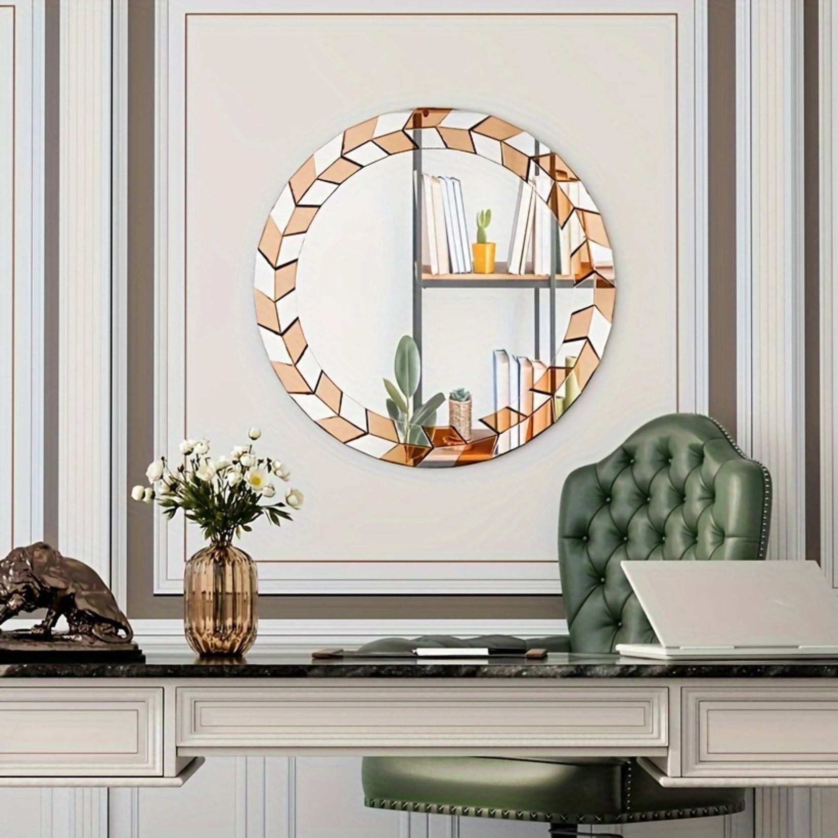Miroir rond doré 60 cm installé au-dessus d’un bureau élégant avec fauteuil vert capitonné.