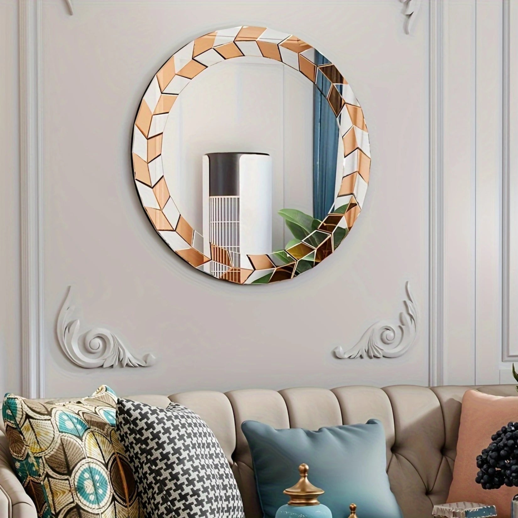Miroir rond doré 60 cm placé au-dessus d’un canapé dans un salon décoré de coussins colorés.
